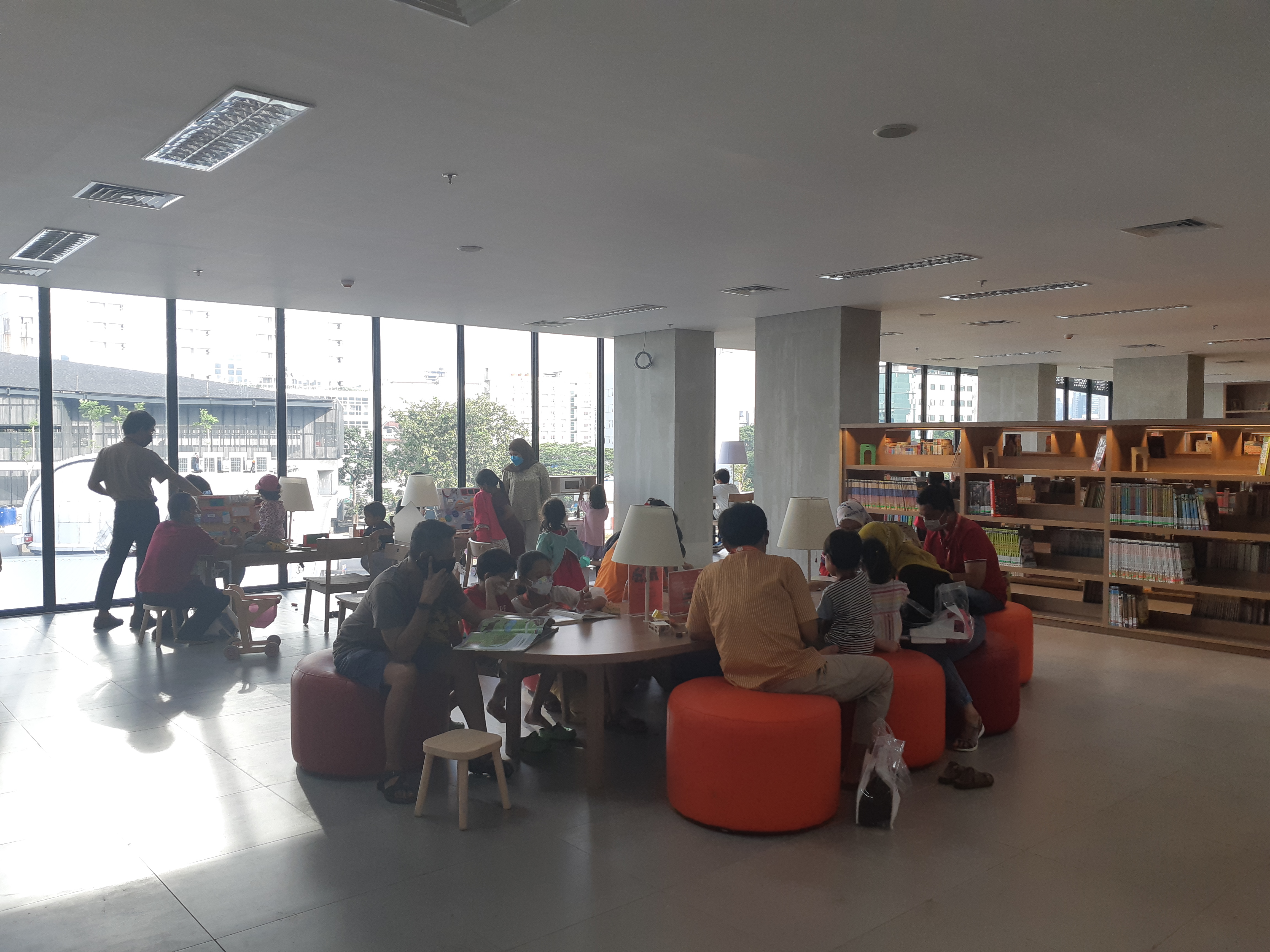 Suasana di Perpustakaan Jakarta TIM (Sumber gambar: Hypeabis.id/Luke Andaresta)