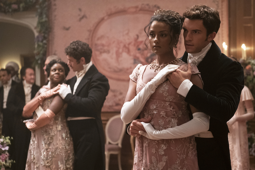 Anthony Bridgerton (Jonathan Bailey, kanan) dan Kate Sharma (Simone Ashley, kiri) dalam serial Bridgerton 2. (Sumber gambar: Netflix) 