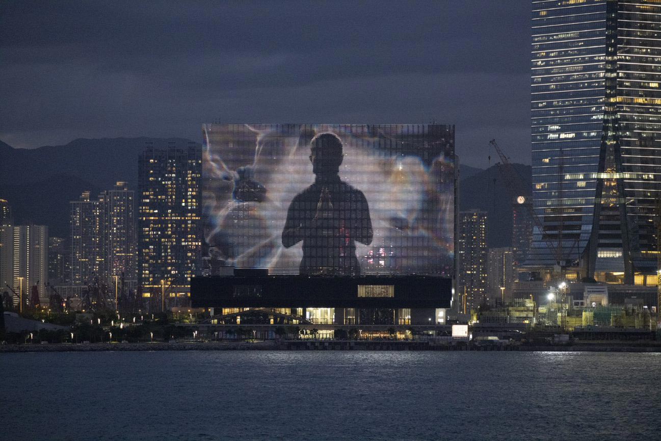 'The Shape of Light' karya Ellen Pau di Fasad M+, Hong Kong ( Sumber gambar: Hong Kong Tourism Board )