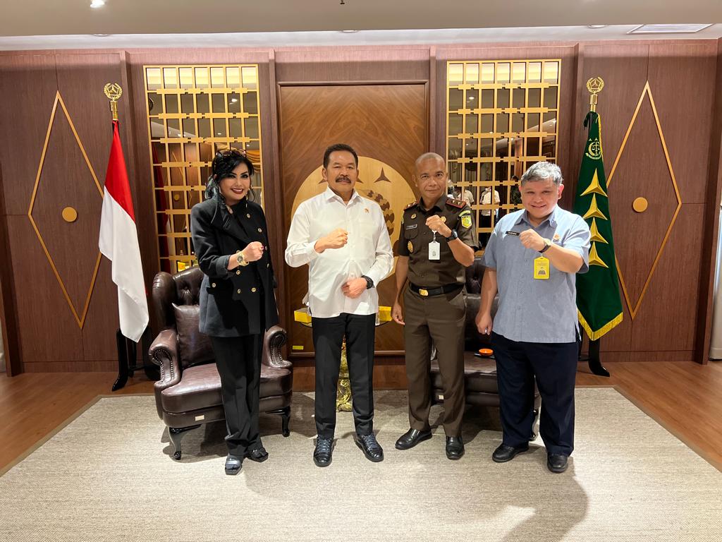 Ki-ka : Maya Miranda Ambarsari, Prof. DR. ST. Burhanuddin, DR. Reda Manthovani, DR. R. Narendra Jatna/ sumber gambar : STIH Adhyaksa)