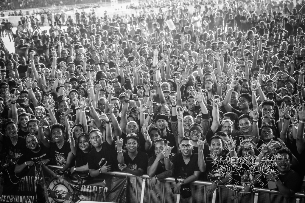 Penonton Jakarta saat menyaksikan konser Guns N