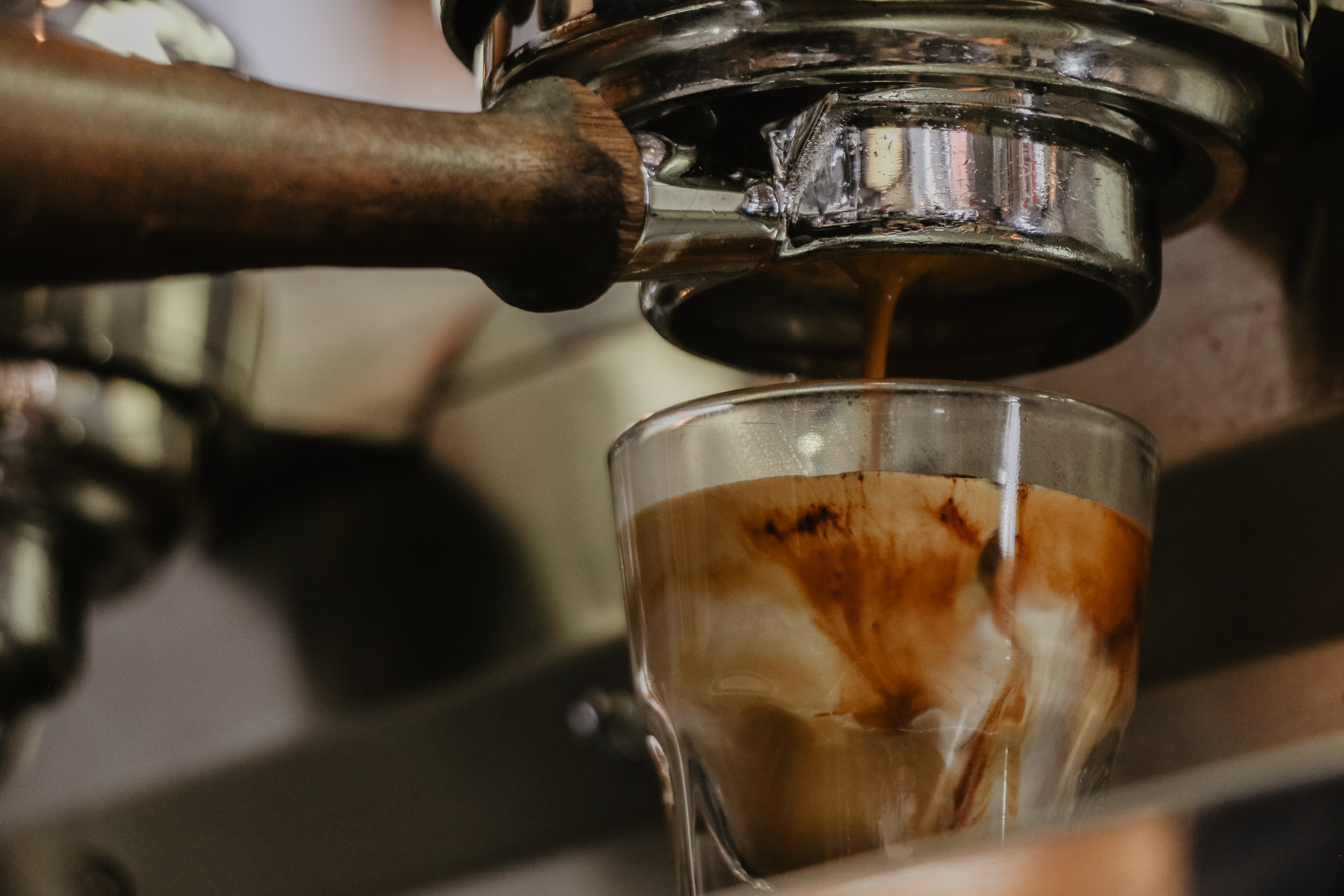 Coffee brewing. (Sumber gambar: Unsplash/René Porter)