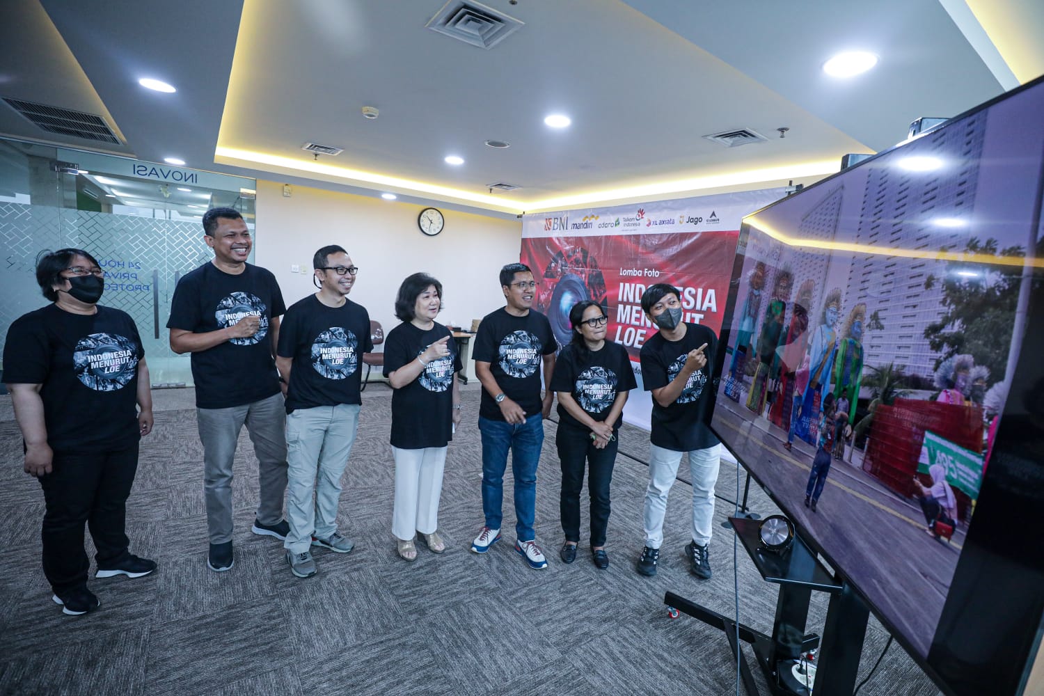 JIBI/Bisnis/Abdurachman LOMBA FOTO INDONESIA MENURUT LOE  Presiden Direktur PT Jurnalindo Aksara Grafika Lulu Terianto (tengah), Direktur Pemasaran Hery Trianto (ketiga kanan), Wakil Pemimpin Redaksi Bisnis Indonesia  Rahayuningsih (kedua kanan), Wakil Pemimpin Redaksi Bisnis Indonesia Fahmi Achmad (kedua kiri), Redaktur Pelaksana Diena Lestari (kiri),  Ketua Panitia Lomba Foto  Himawan L Nugraha (kanan), dan Juri Mast Irham melihat karya peserta lomba foto di Jakarta, Kamis (24/8). Ajang ini diharapkan dapat memberikan ruang kepada generasi milenial dan gen Z untuk mengekspresikan perspektif keindonesiaan dari kacamata generasi muda melalui lensa kamera.