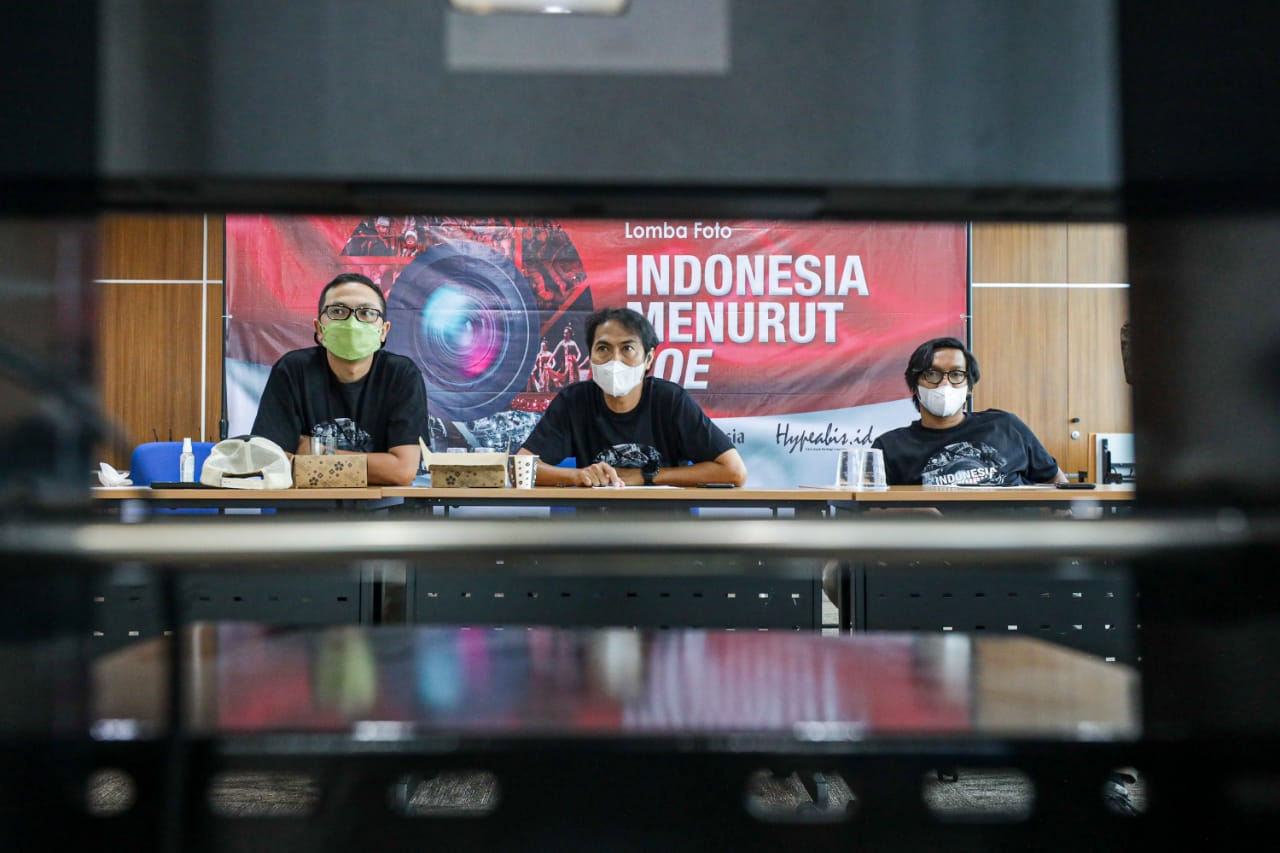 Proses penjurian karya yang masuk.(Sumber gambar: JIBI/Bisnis/Abdurachman)