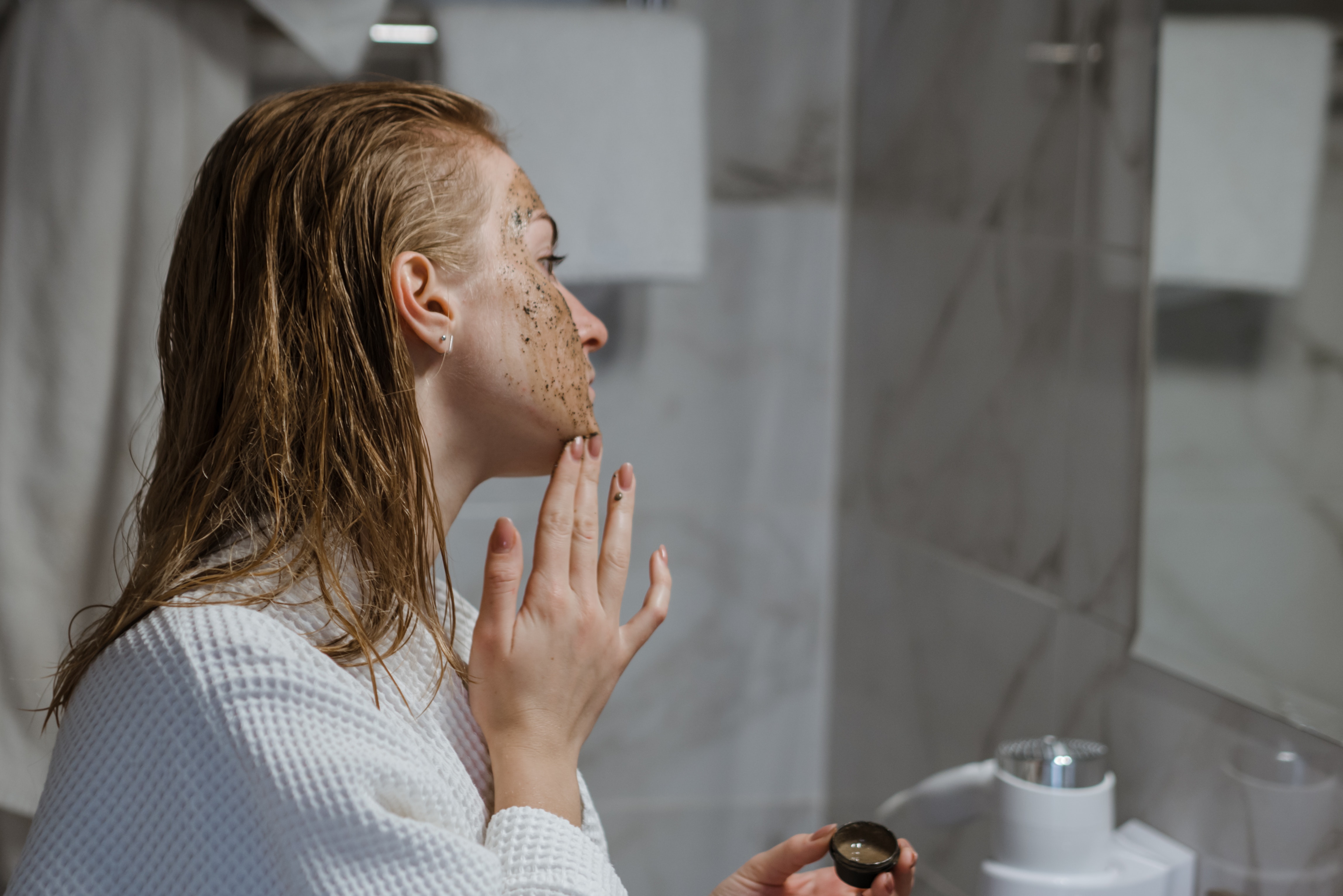 Face scrub berbahan dasar kopi. (Sumber gambar: Pexels/Polina Kovaleva)