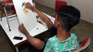 Muhammad Salwa Aristotel saat sedang melukis  (sumber ipoedkakipalsu.com)