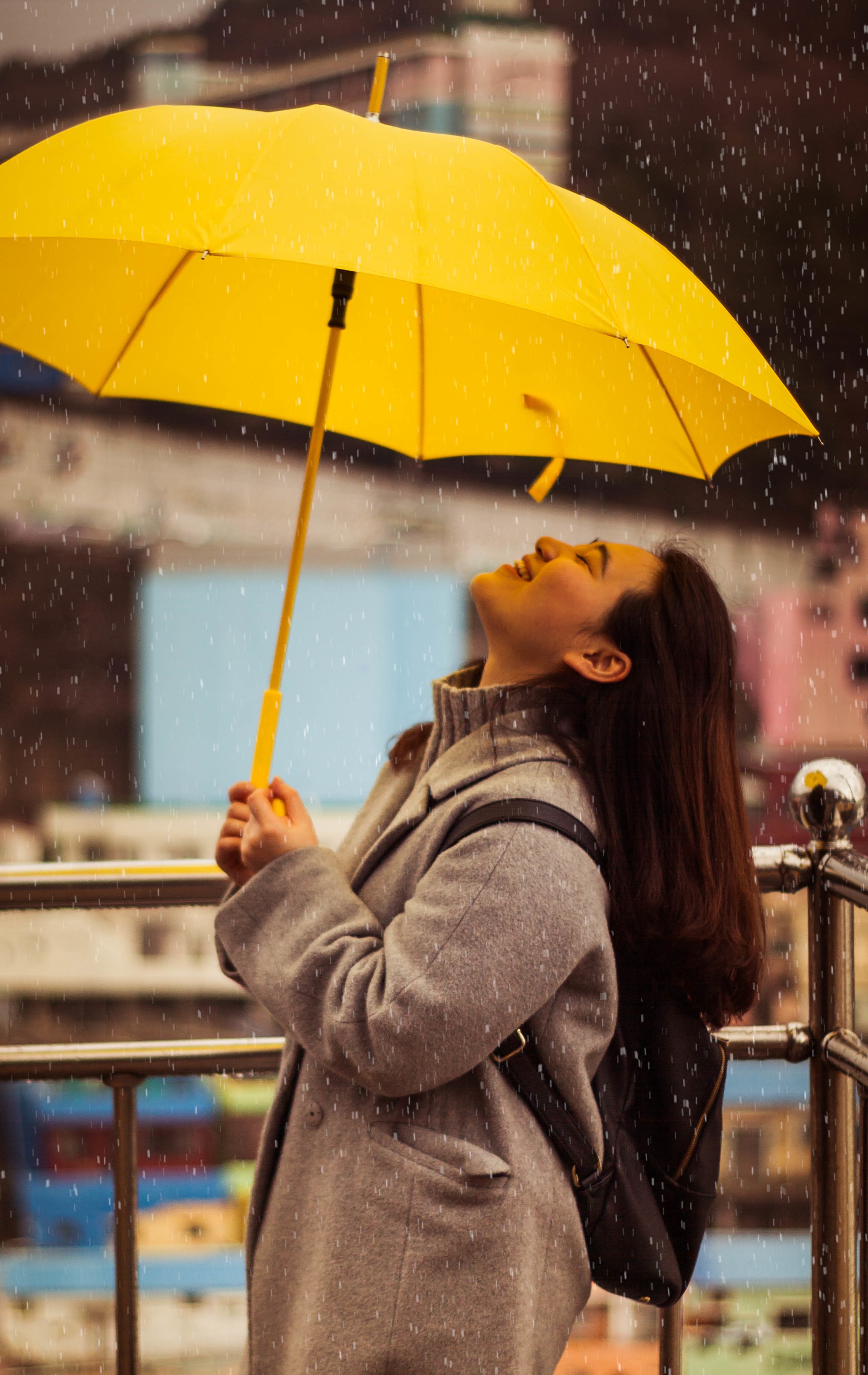 Outfit musim hujan (Sumber gambar: Christian Tagalong/Unsplash)