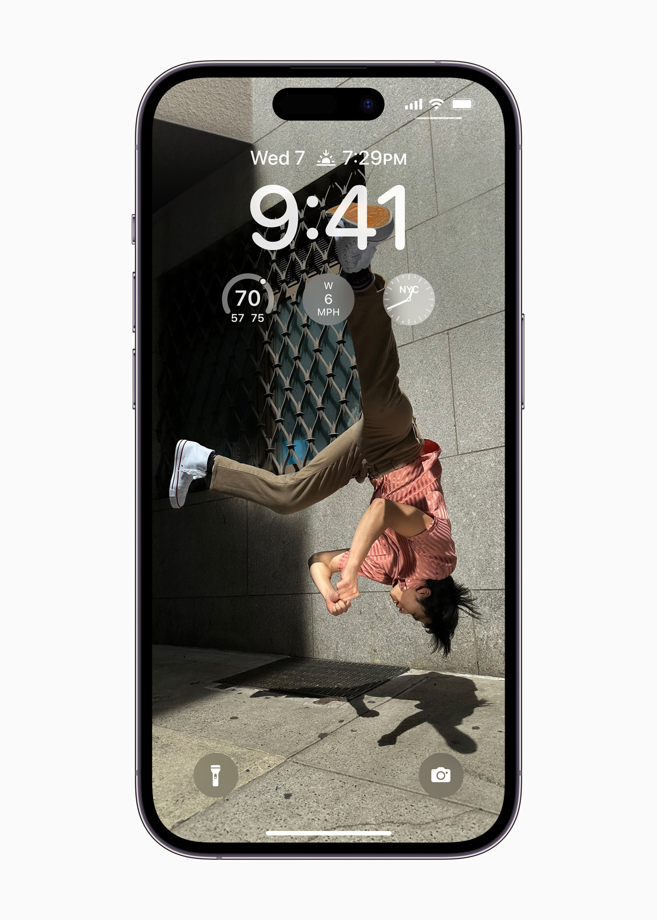 Tampilan Lock Screen pada iOS 16 (Sumber gambar : Apple)