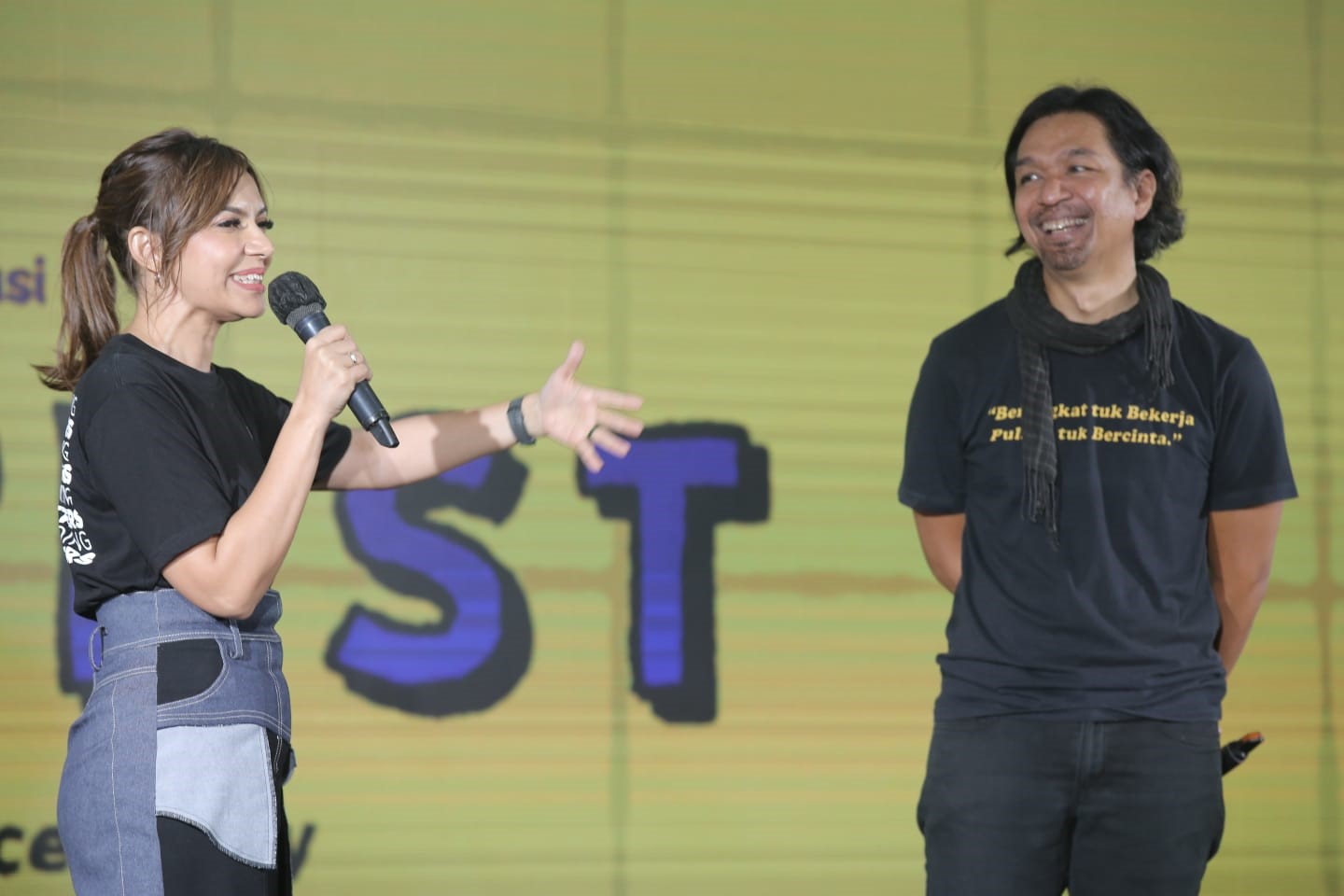 Sutradara Dimas Djayadiningrat dan Najwa Shihab dalam sesi creatalks di Playfest 2022 (Sumber Narasi)