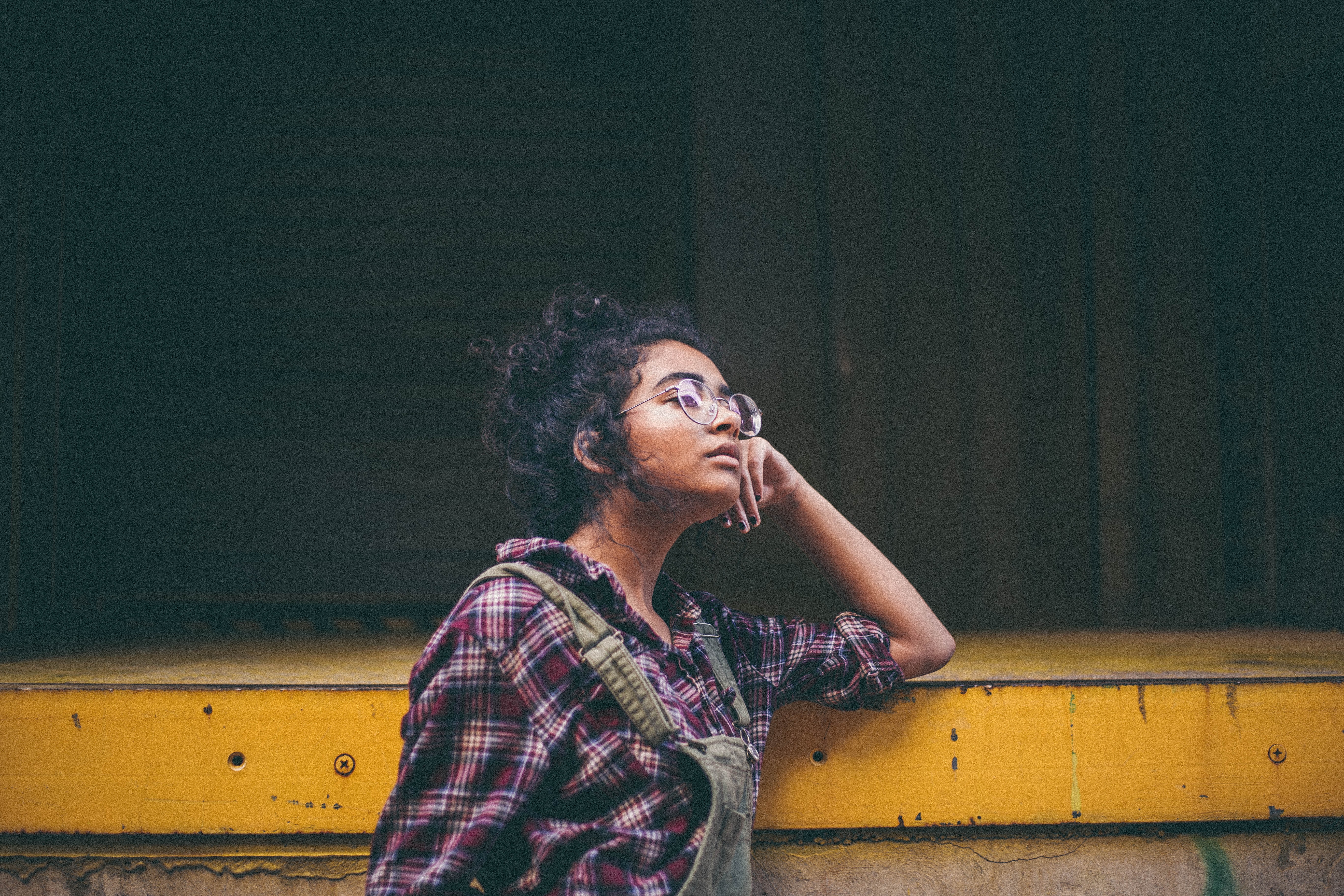 Flanel dan overall (Sumber gambar: Blake Connaly/Unsplash)