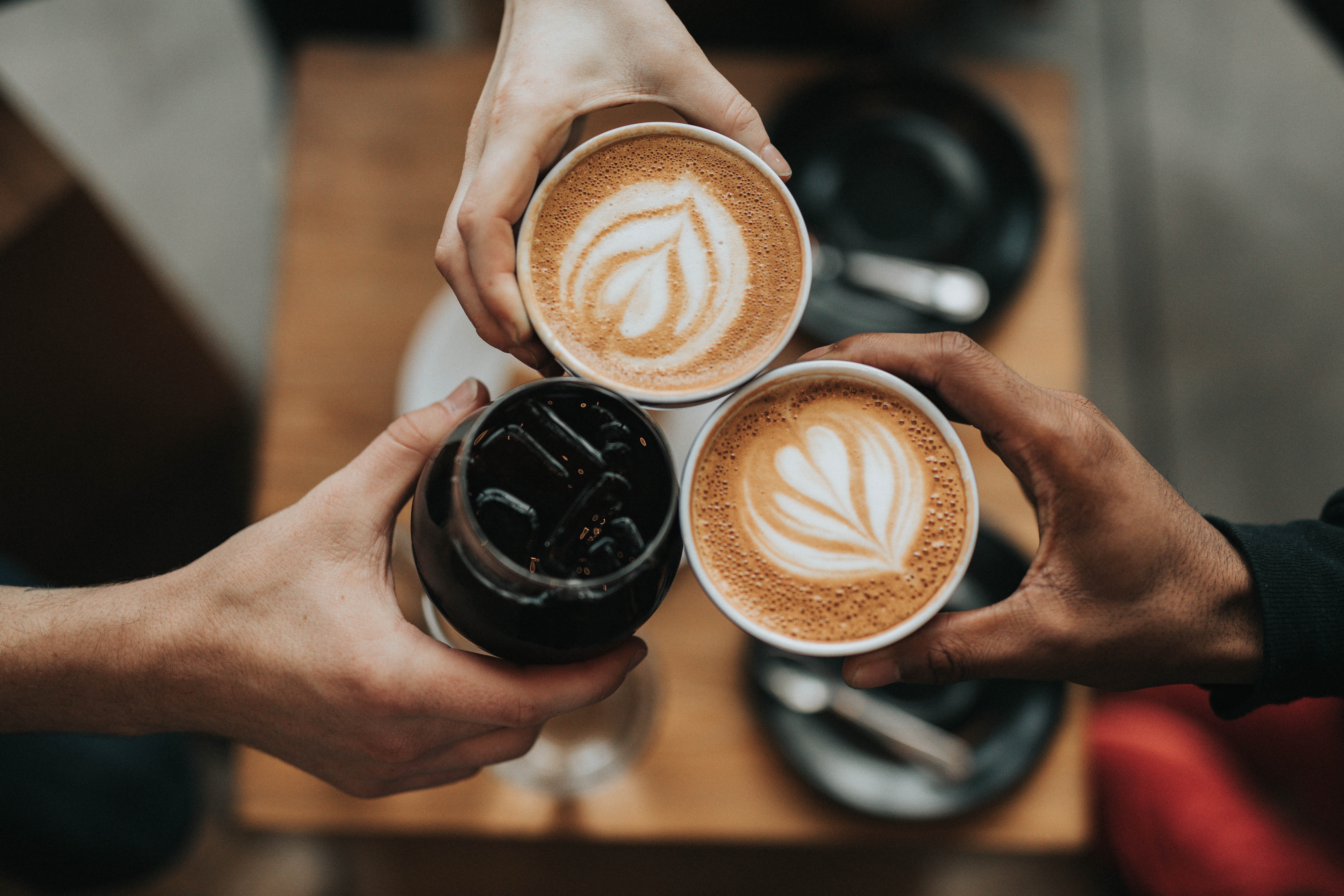 Nongkrong di kafe jadi salah satu gaya hidup anak muda (Sumber gambar: Unsplash/Nathan Dumlao)
