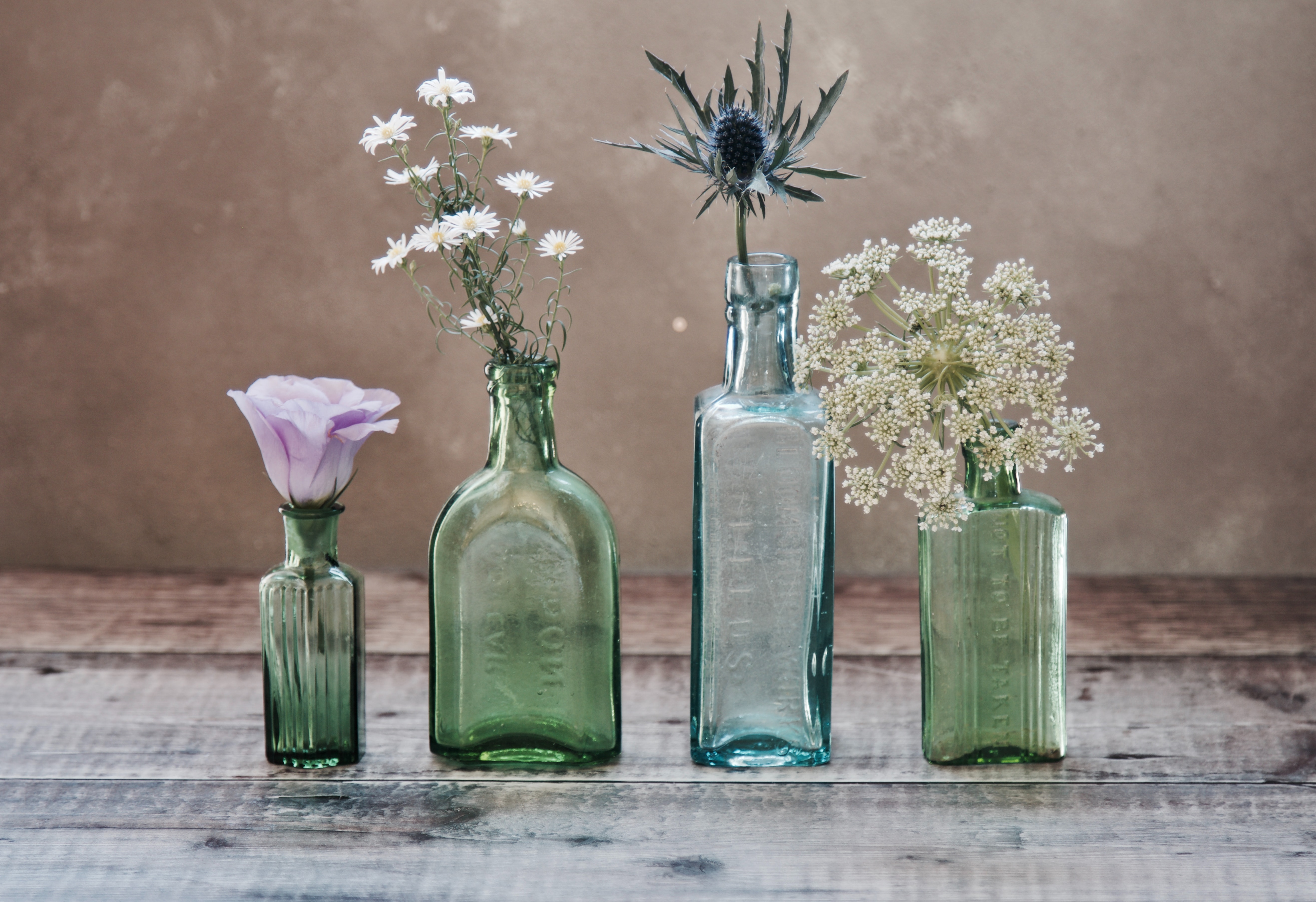 pemanfaatan barang bekas untuk desain rustic (sumber Unsplash/ james cousins)