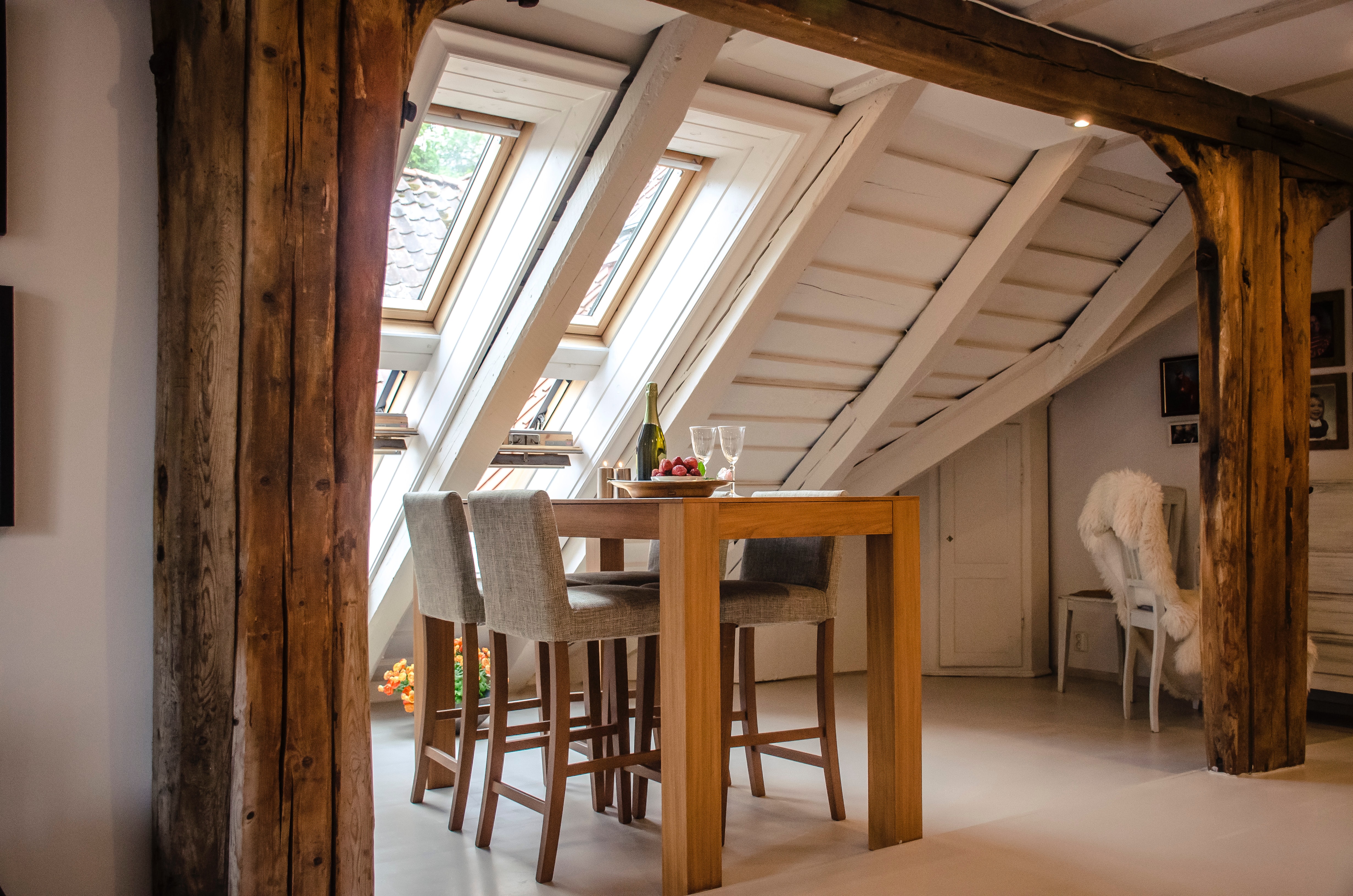 pemanfaatan kayu sebagai tiang penyangga desain rustic (sumber Unsplash/ alisha hieb)