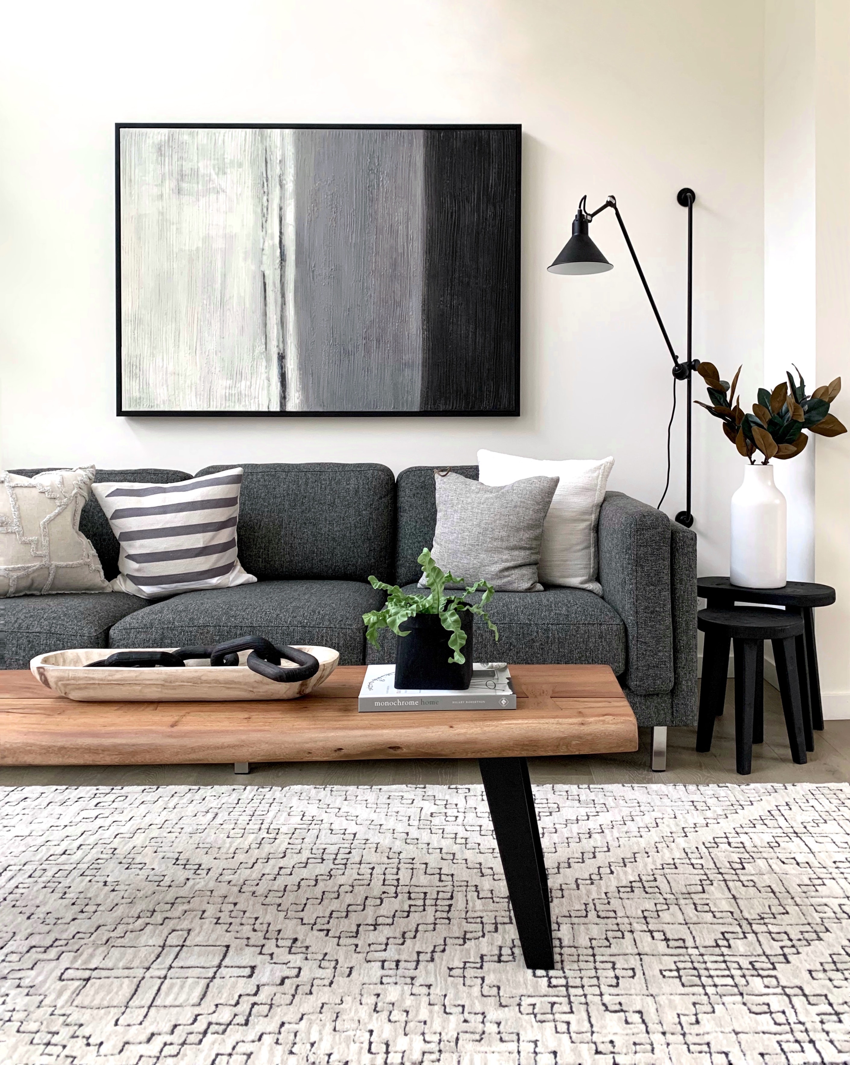 Ilustrasi coffee table tradisional (Sumber gambar: Unsplash /Trend)
