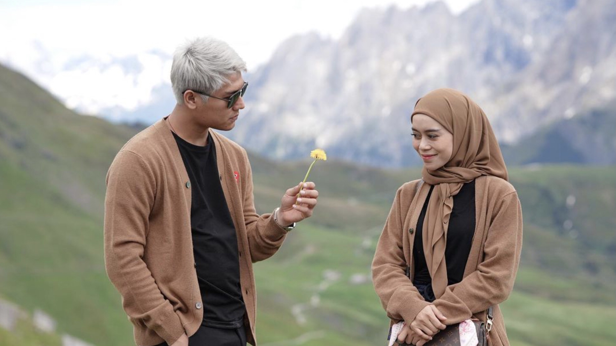 Keromantisan Rizky Billar dan Lesty Kejora saat berlibur ke luar negeri. (Sumber gambar : Instagram/Lesty Kejora)