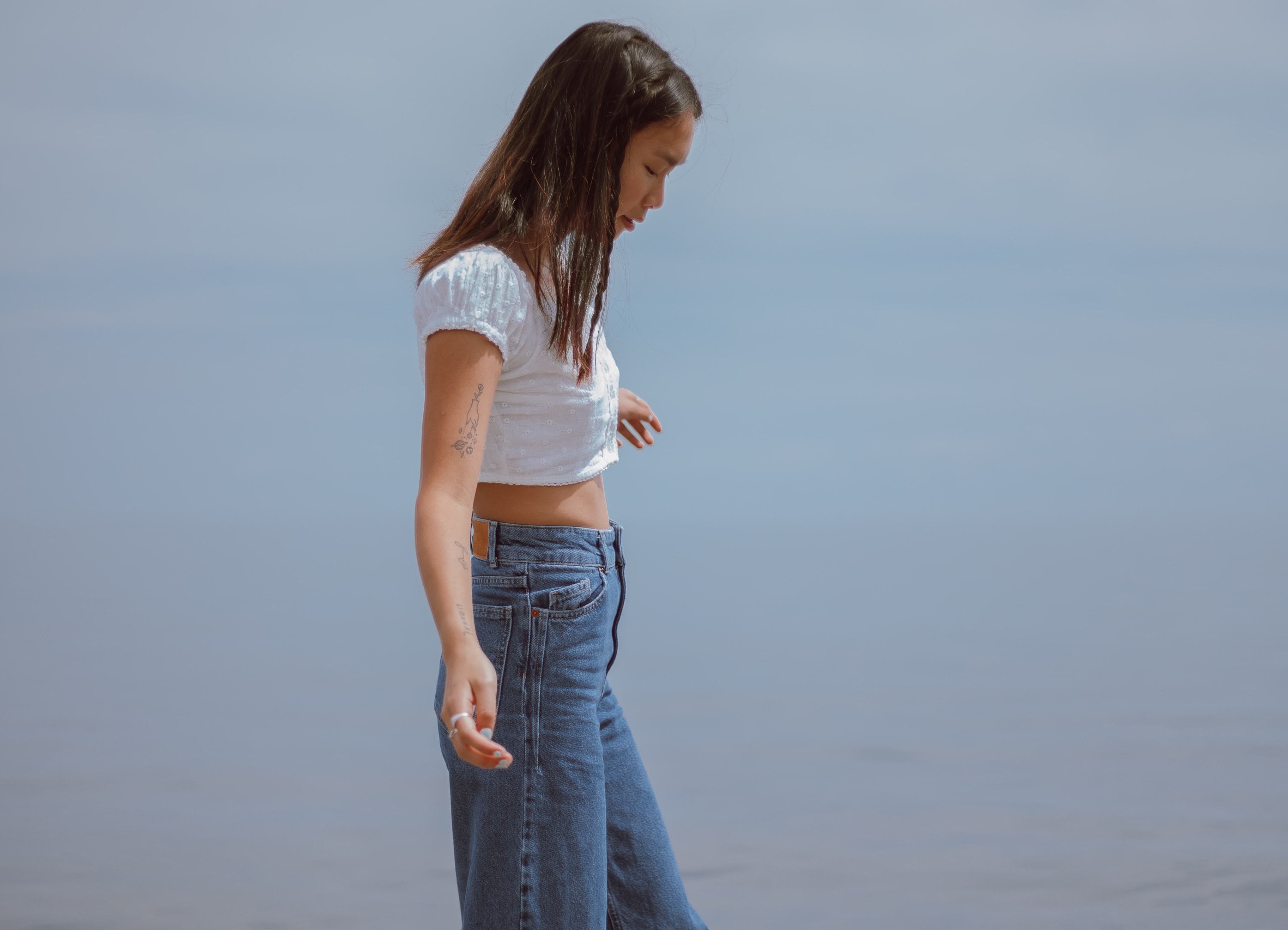 High waist jeans (Sumber gambar: Jasmin Chew/Unsplash)