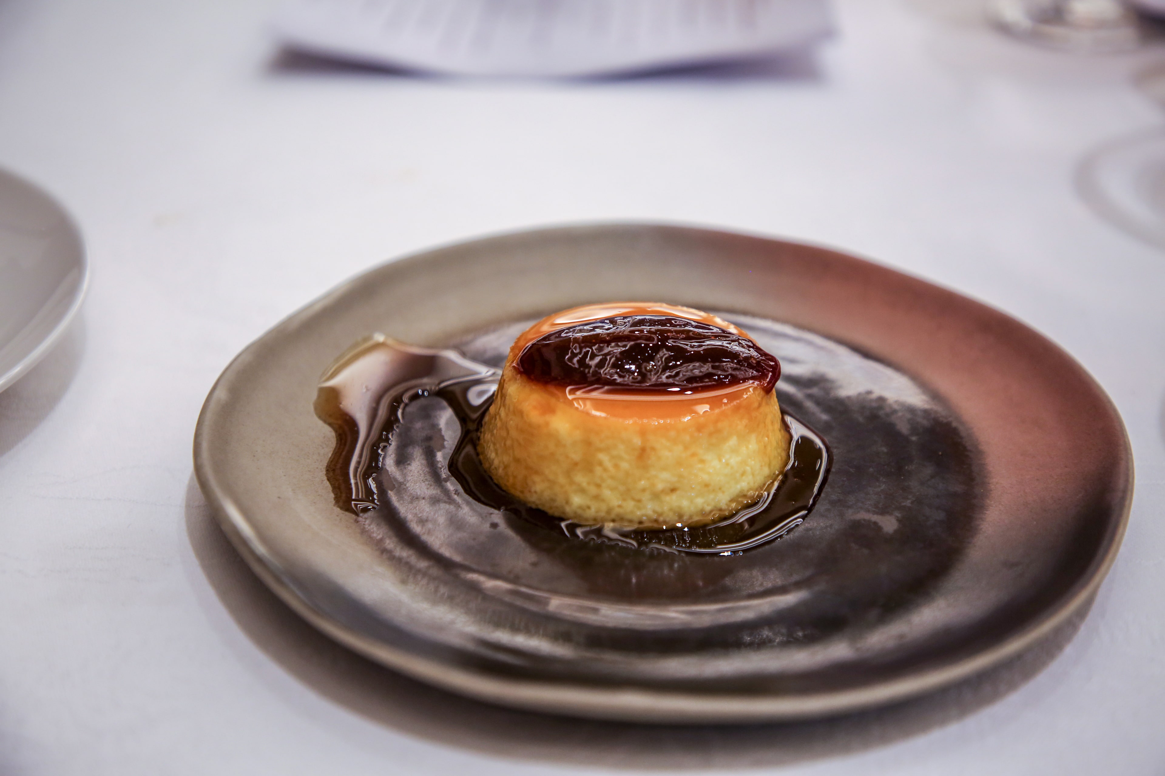 Classic flan dan dulce de leche. (Sumber gambar: Raffles Jakarta)