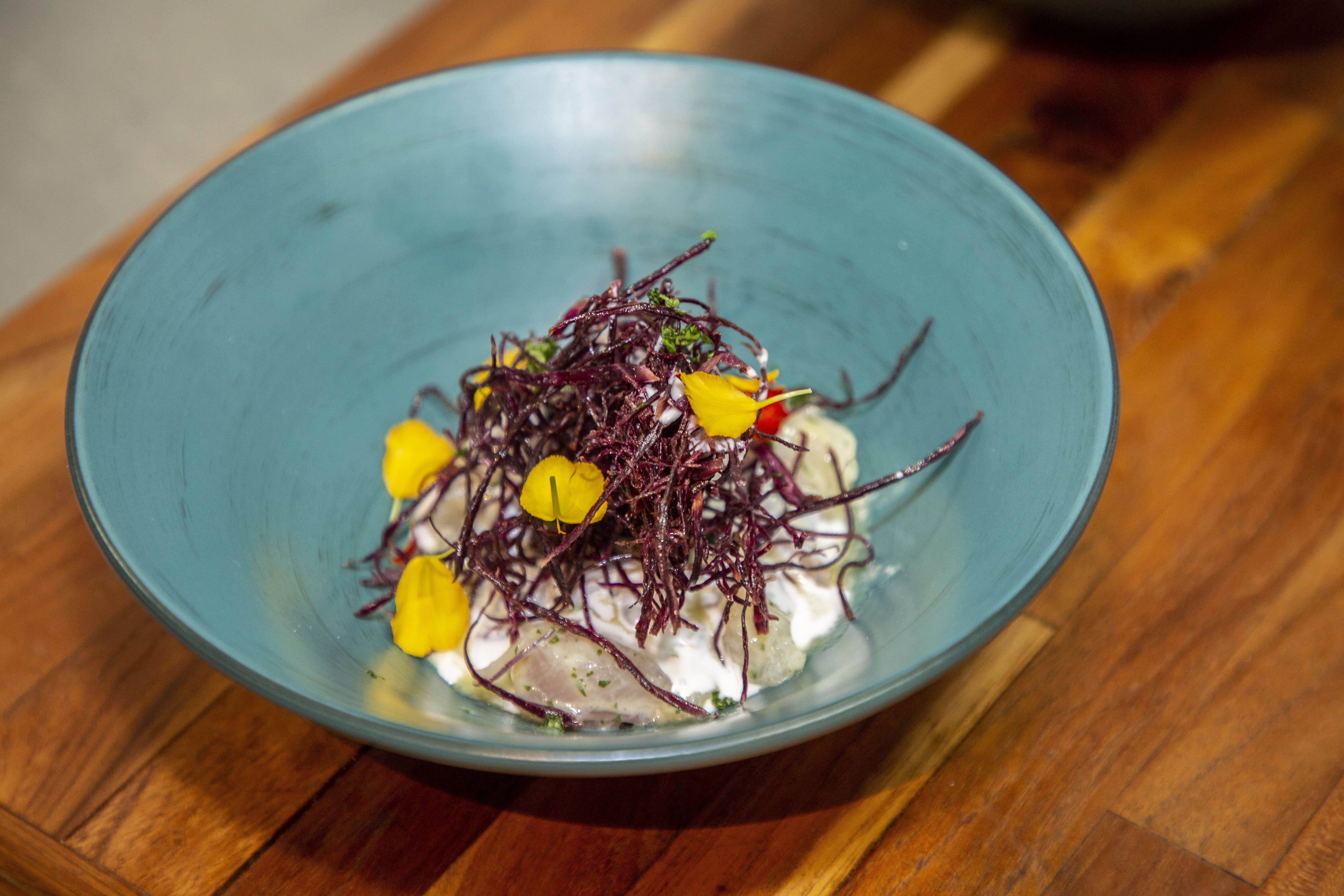 Coastal Ceviche dengan Coconut "Leche" dan Taro. (Sumber gambar: Raffles Jakarta)