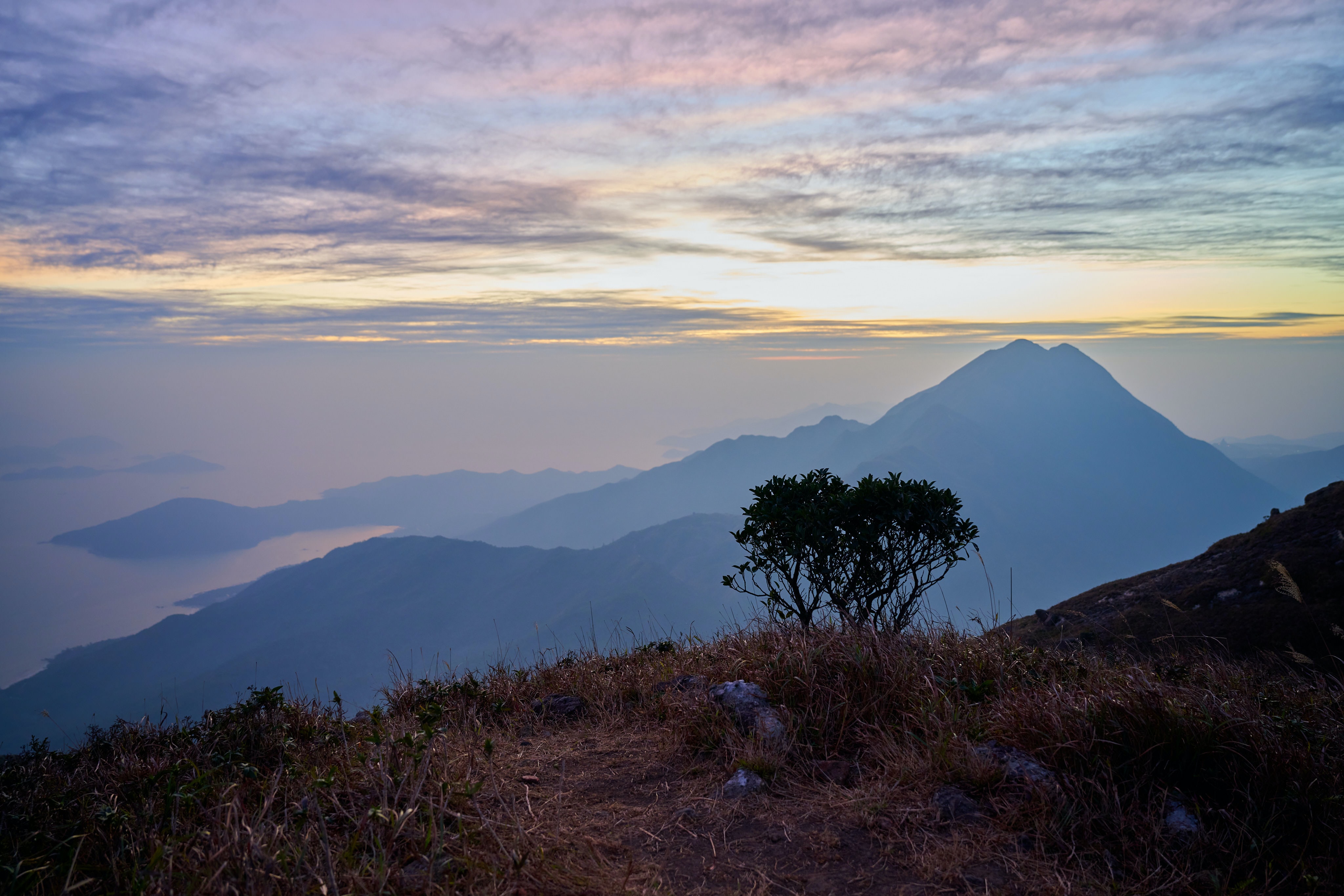 Sunset Peak (Sumber gambar: Unsplash/ Tim Cheung)