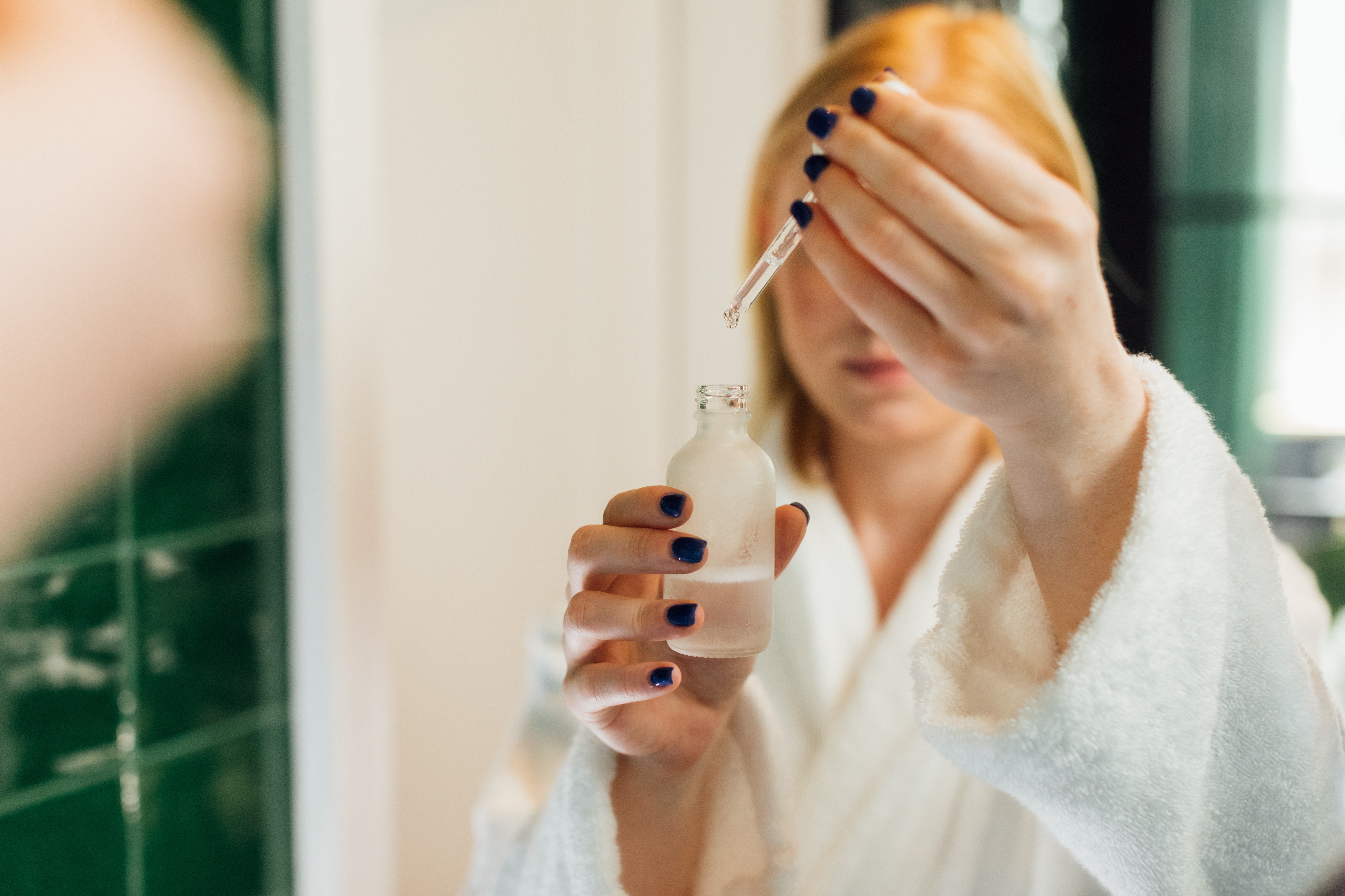 Serum dengan bahan dasar air lebih mudah diserap kulit. (Sumber gambar: Pexels/KoolShooters)