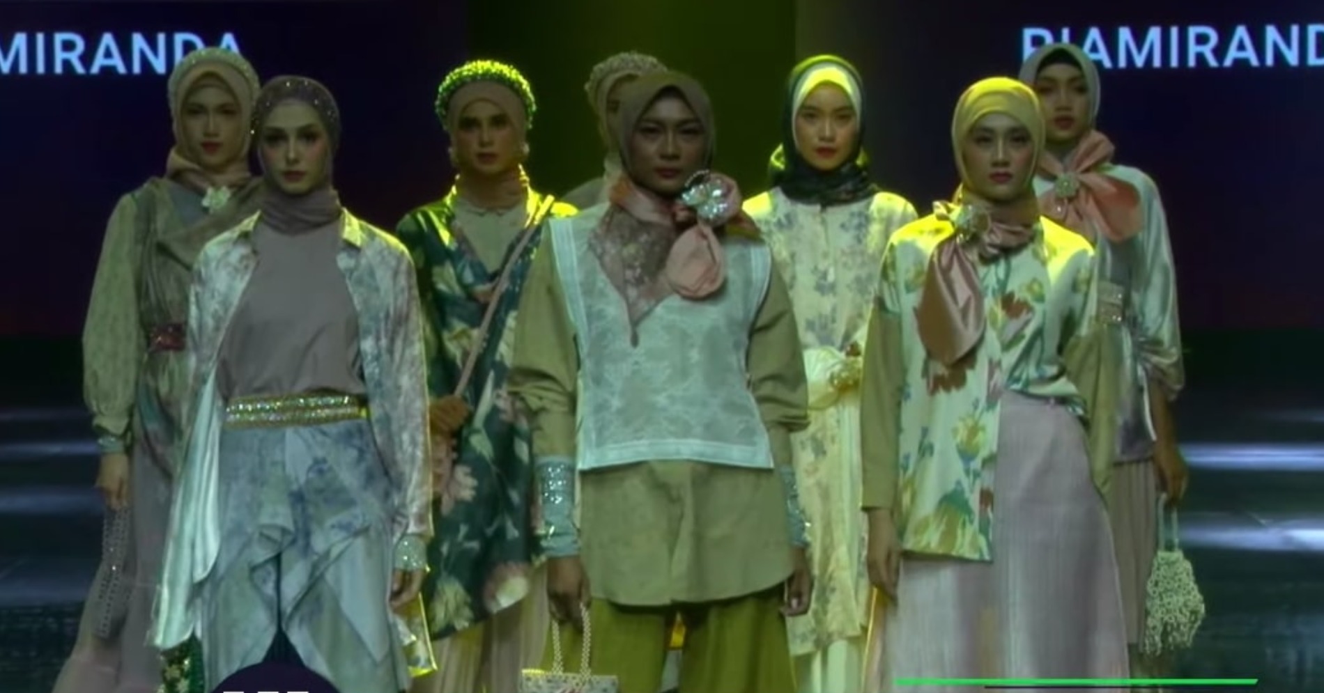Koleksi RiaMiranda di JMFW 2022 (Sumber gambar: Youtube.com/IFC National)
