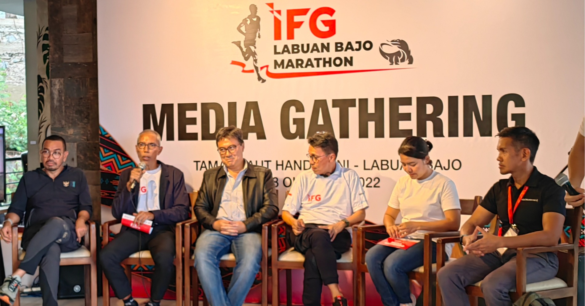 Staf Khusus III Menteri BUMN Arya Sinulingga, Direktur Utama IFG Robertus Billitea, Komisaris Utama IFG Fauzi Ichsan, Sekjen PASI Tigor Tanjung, Ketua Panitia dari IFG Fitri Istanti dan CEO MesaGo (pelaksana lomba) Reza Puspo di sela-sela media gathering IFG Labuan Bajo Marathon 2022, Jumat (28/10/2022) malam. (Dok. Hypeabis/Roni Yunianto)  