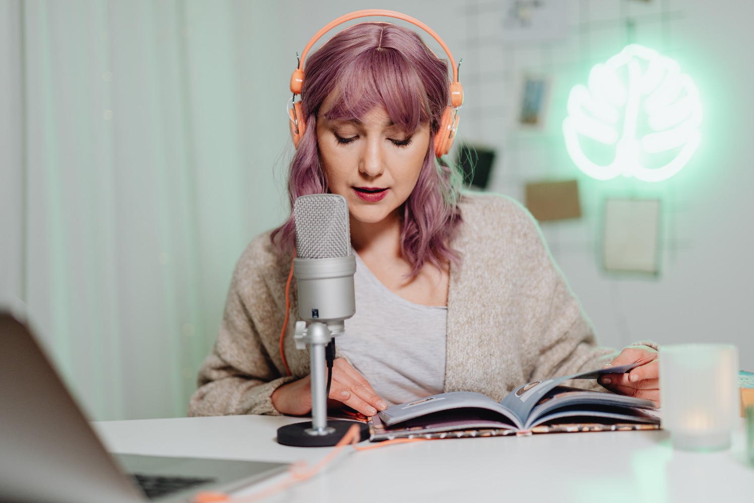 Ilustrasi live streamer. (Sumber gambar: Pexels/Karolina Grabowska)