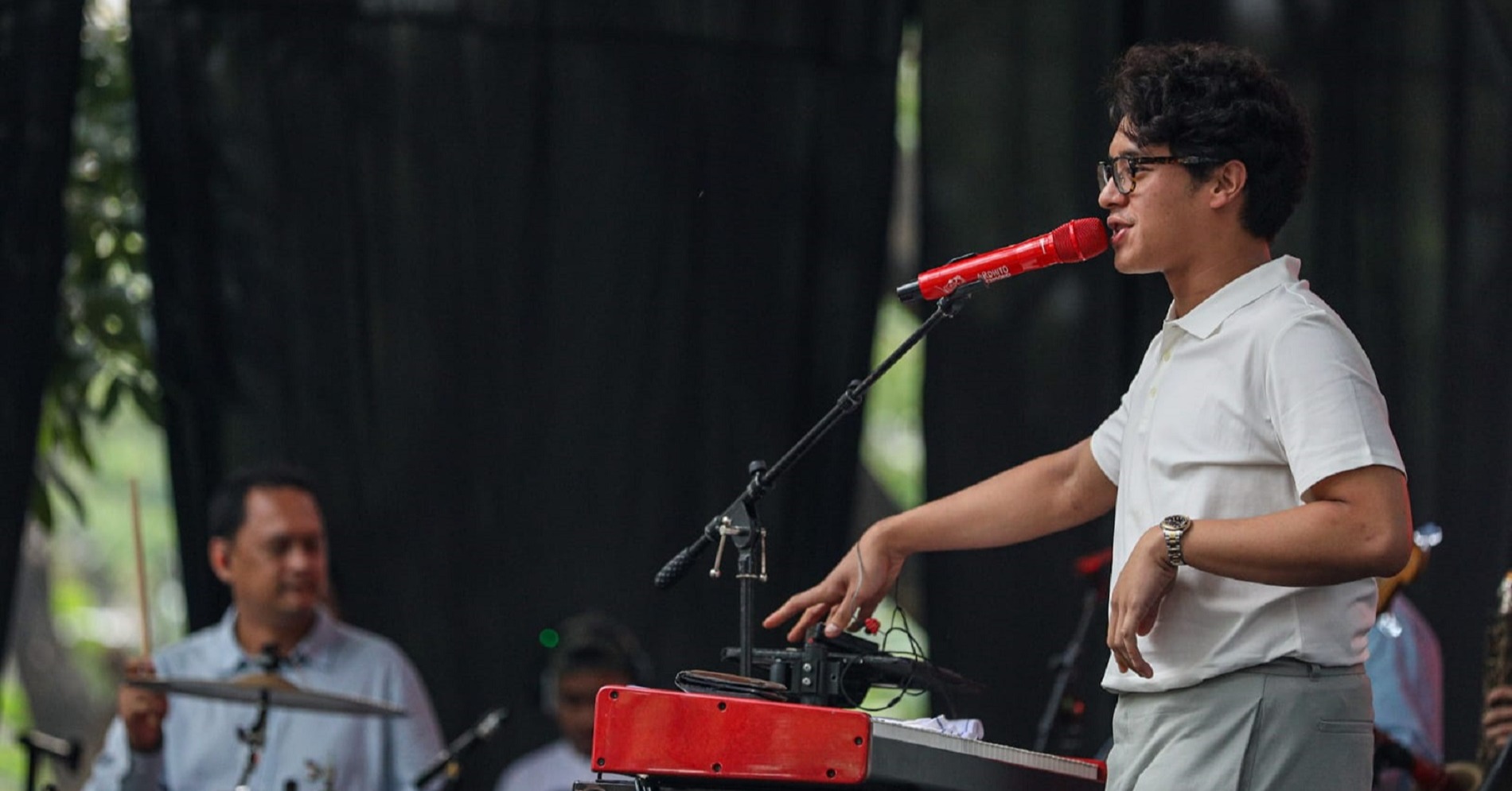 Penyanyi Ardhito Pramono tampil menghibur penonton di festival musik Soundsfest 2022 di Bekasi, Jawa Barat, Sabtu (5/11). (Hypeabis.id/Arief Hermawan P)