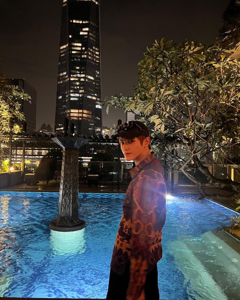Taeyong NCT 127 menggunakan batik (Sumber gambar: Instagram.com/taeoxo_nct)