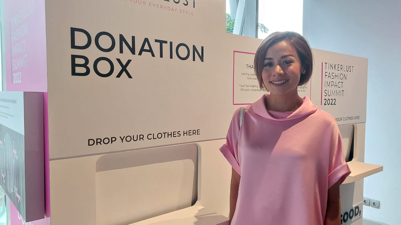 Aliya di depan box donasi. (Foto : Desyinta Nuraini)