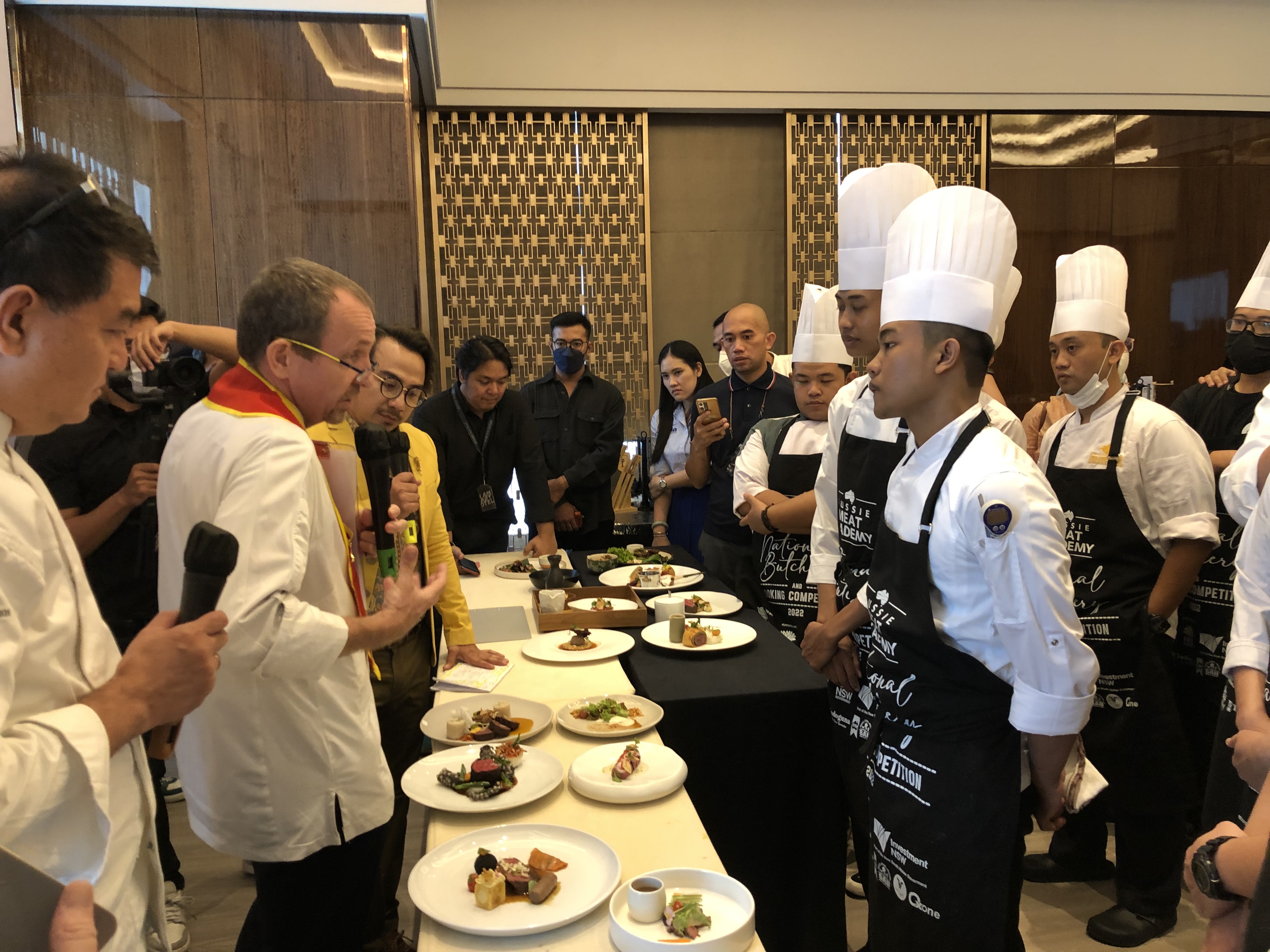 Chef Gilles Marx mengomentari masakan para chef yang berkompetisi (Sumber gambar: Hypeabis.id/Indah Permata Hati)