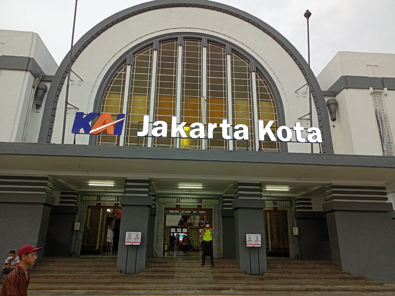 Pintu masuk Stasiun Kota (Sumber gambar: Hypeabis/Indyah Sutriningrum)