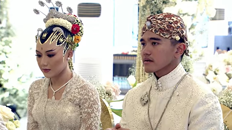 Erina dan Kaesang duduk di pelaminan. (Sumber gambar : Youtube Presiden Jokowi)