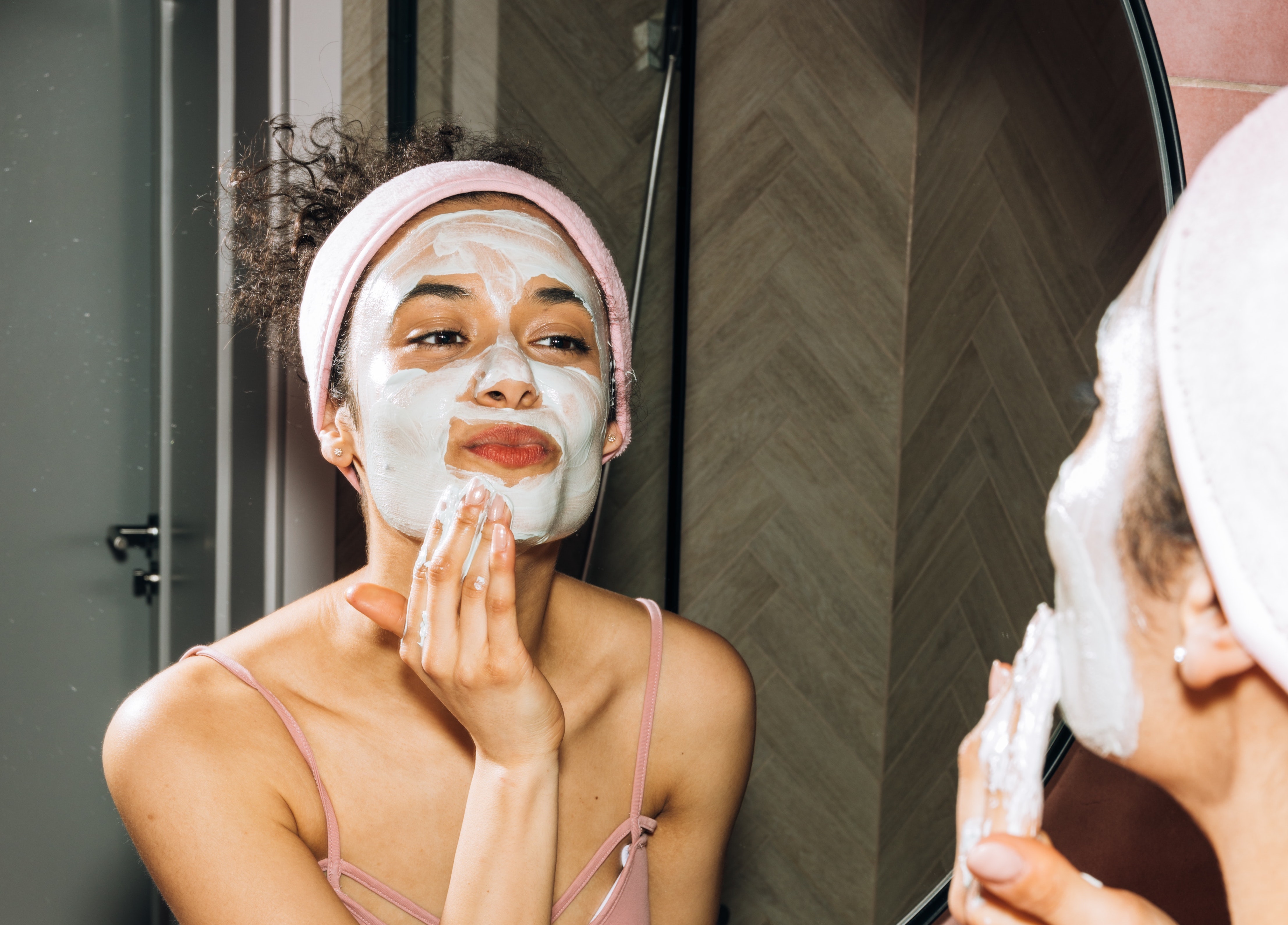 Ilustrasi penggunaan skincare lokal (Sumber gambar: Koolshooters/Pexels)