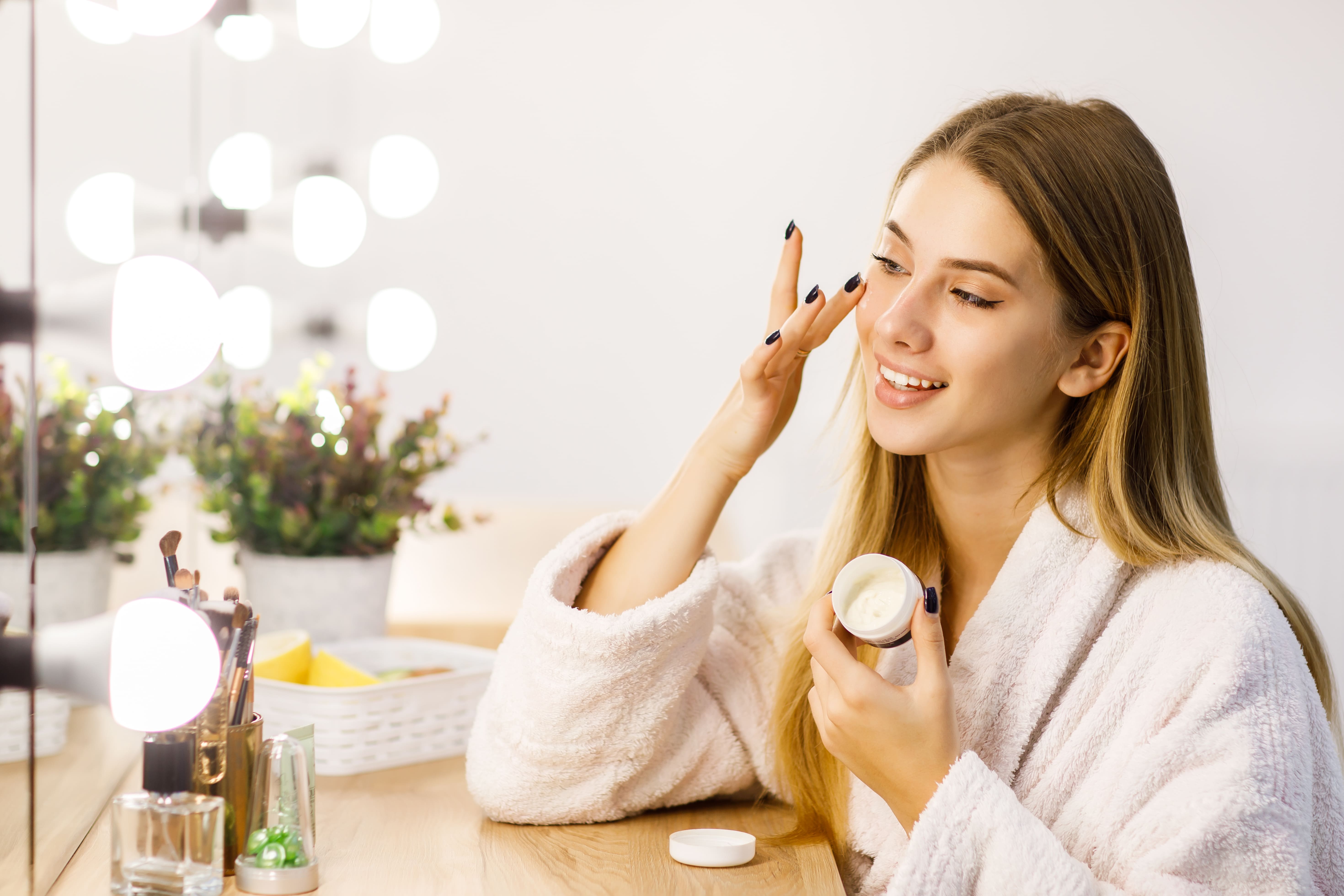 wanita dan skincare (Sumber gambar: Freepik)