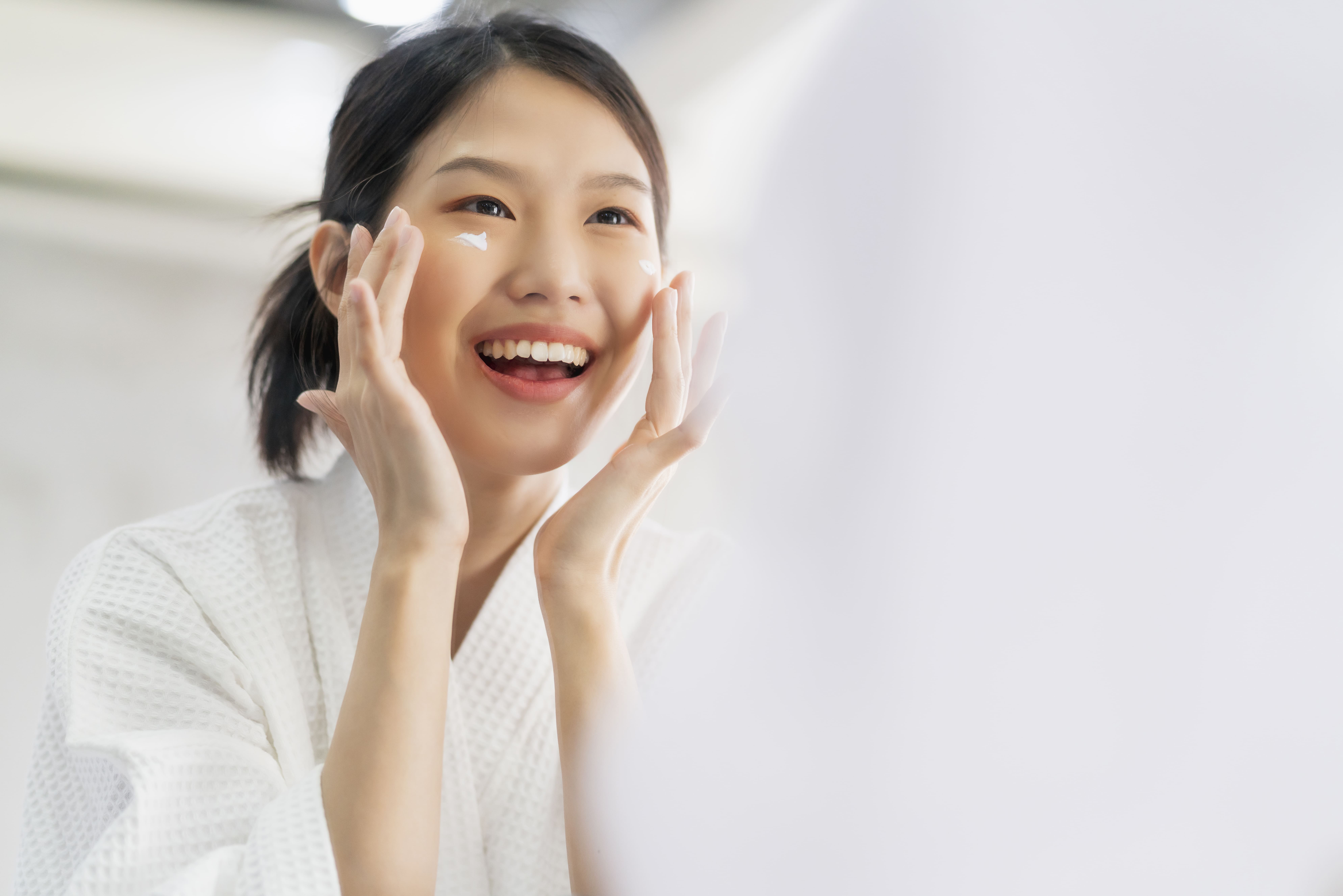 wanita melakukan perawatan diri (Sumber gambar: Freepik)
