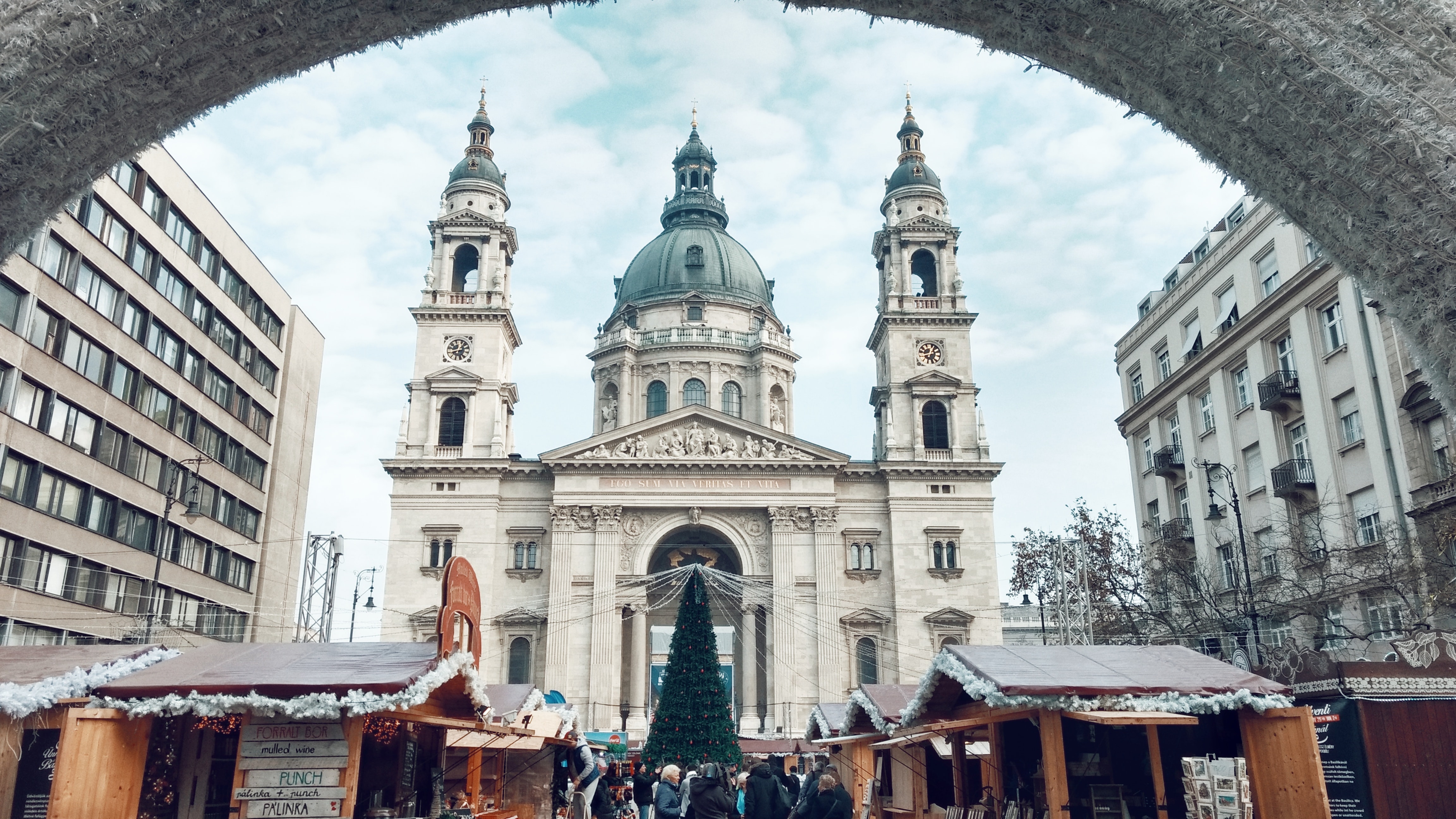Ilustrasi St Stephen’s Basilica, Hongaria (sumber gambar Unsplash/Liam McKay)
