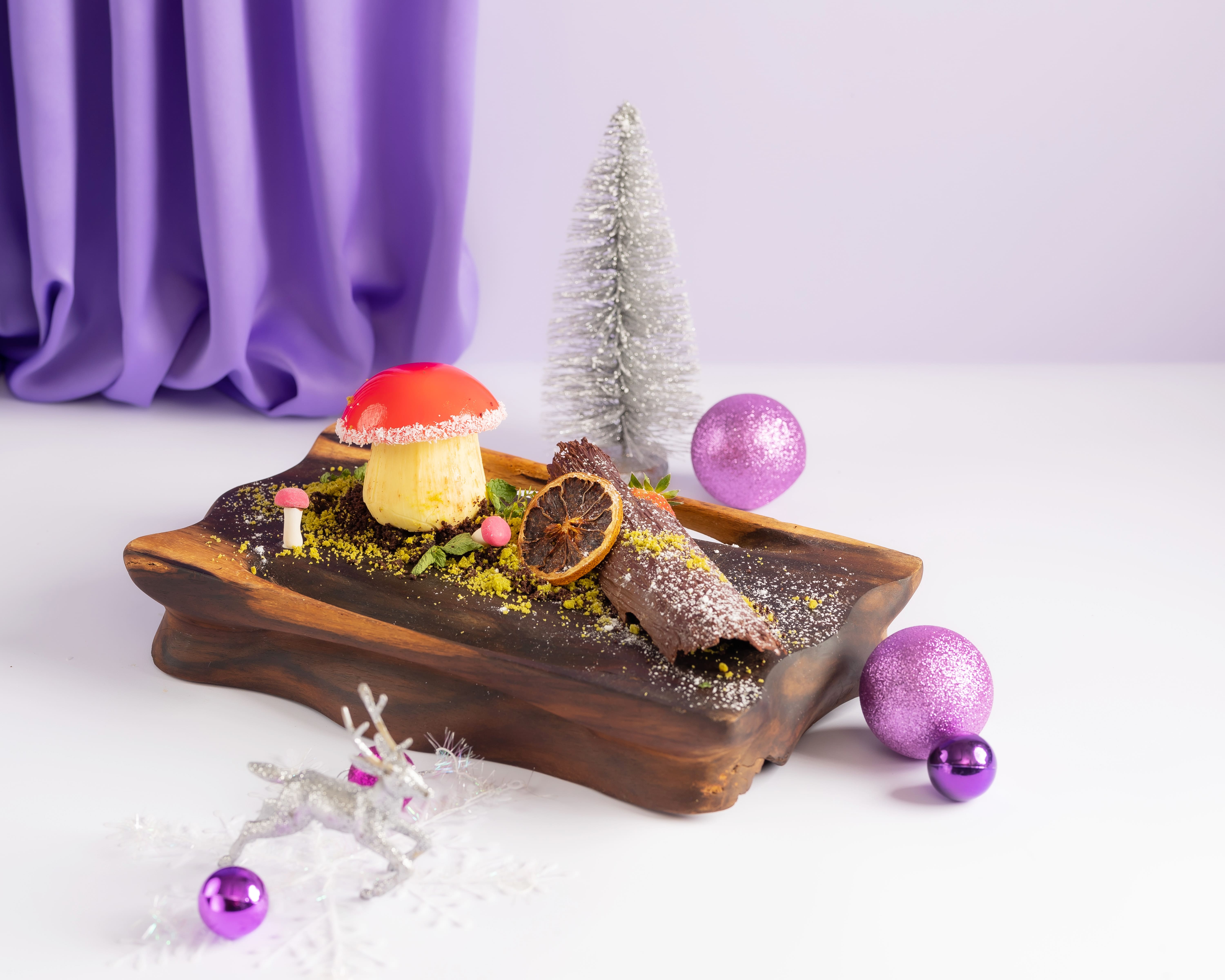 Cherry Compote Dark Chocolate Yule Log (Sumber gambar: Dok Hotel The Ritz Carlton Jakarta, Pacific Place)
