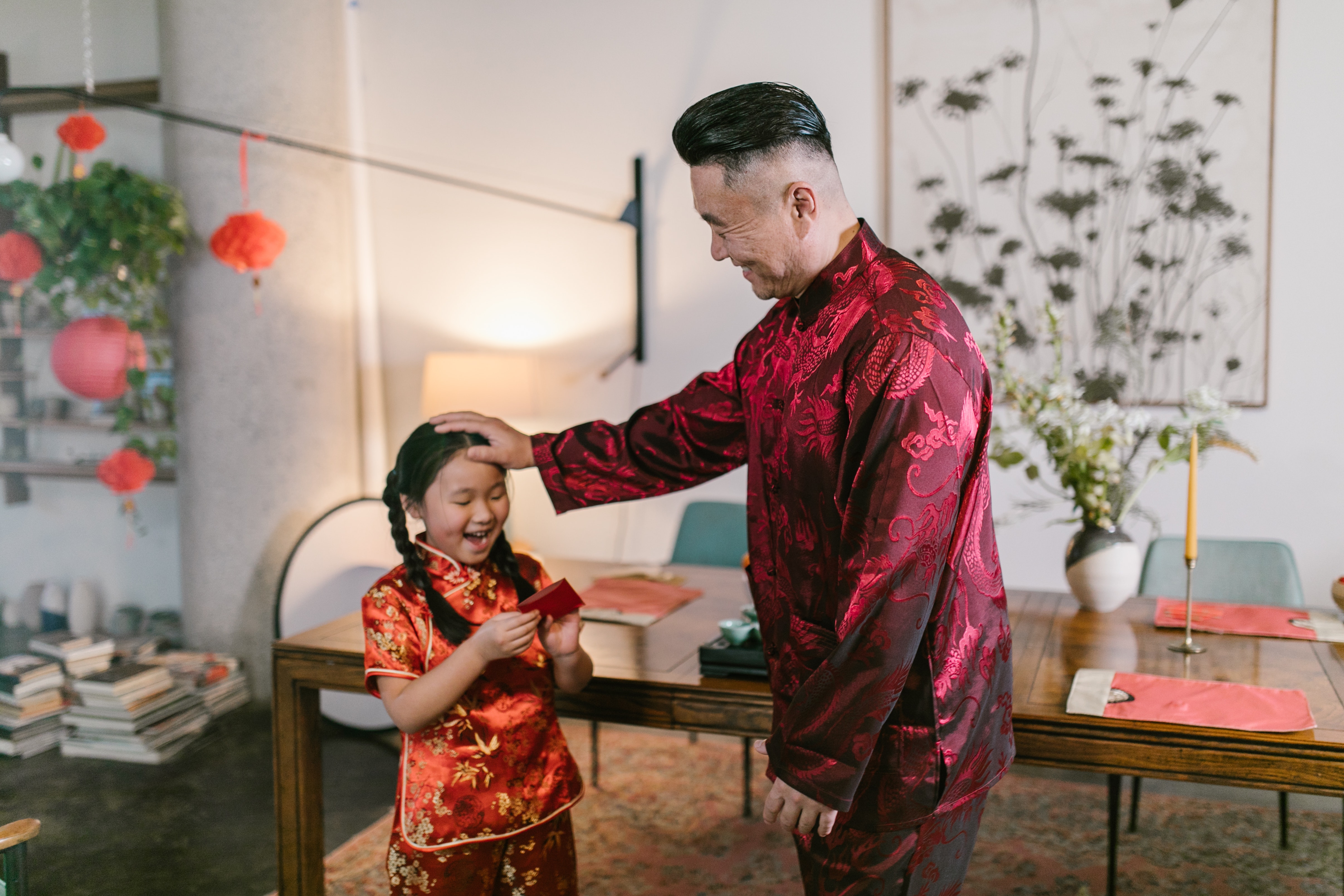 Ilustrasi pemberian angpao (Sumber gambar: Pexeles/Rodnae Productions)