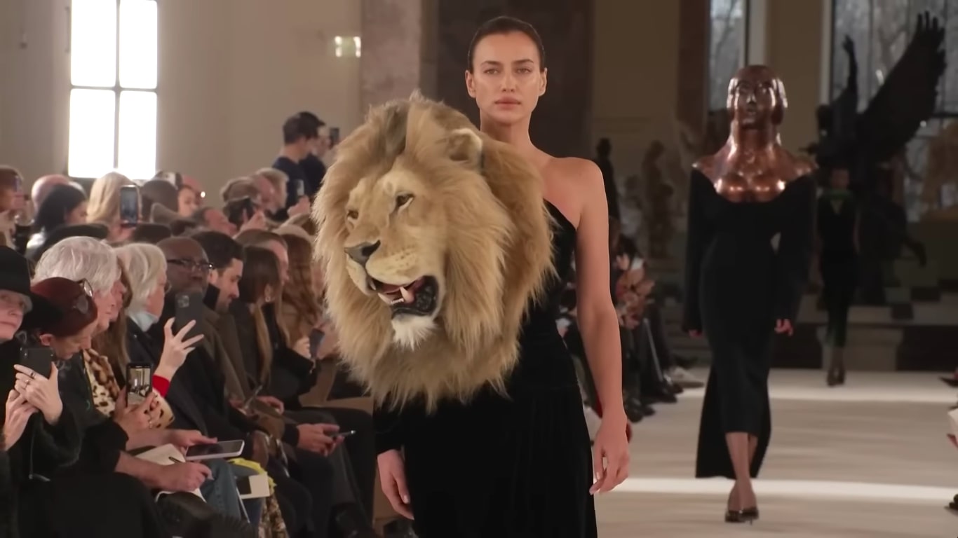 Irina Shayk (Sumber gambar: Youtube.com/Schiaparelli)