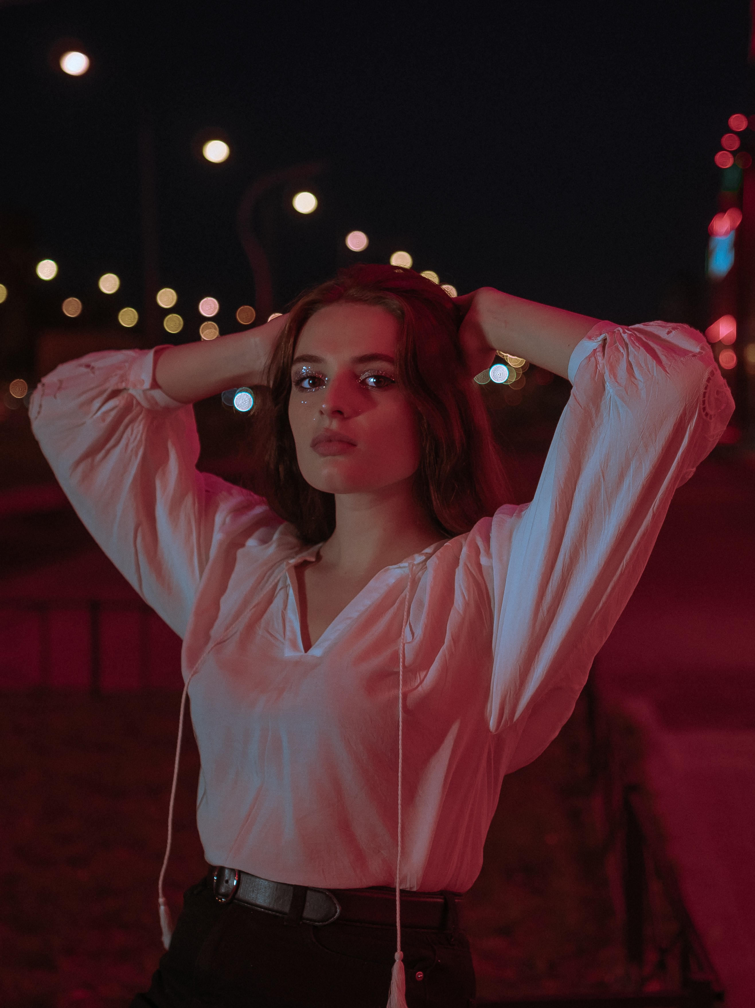 V Neck Blouse (Sumber gambar: Maksim Istomin/Unsplash)
