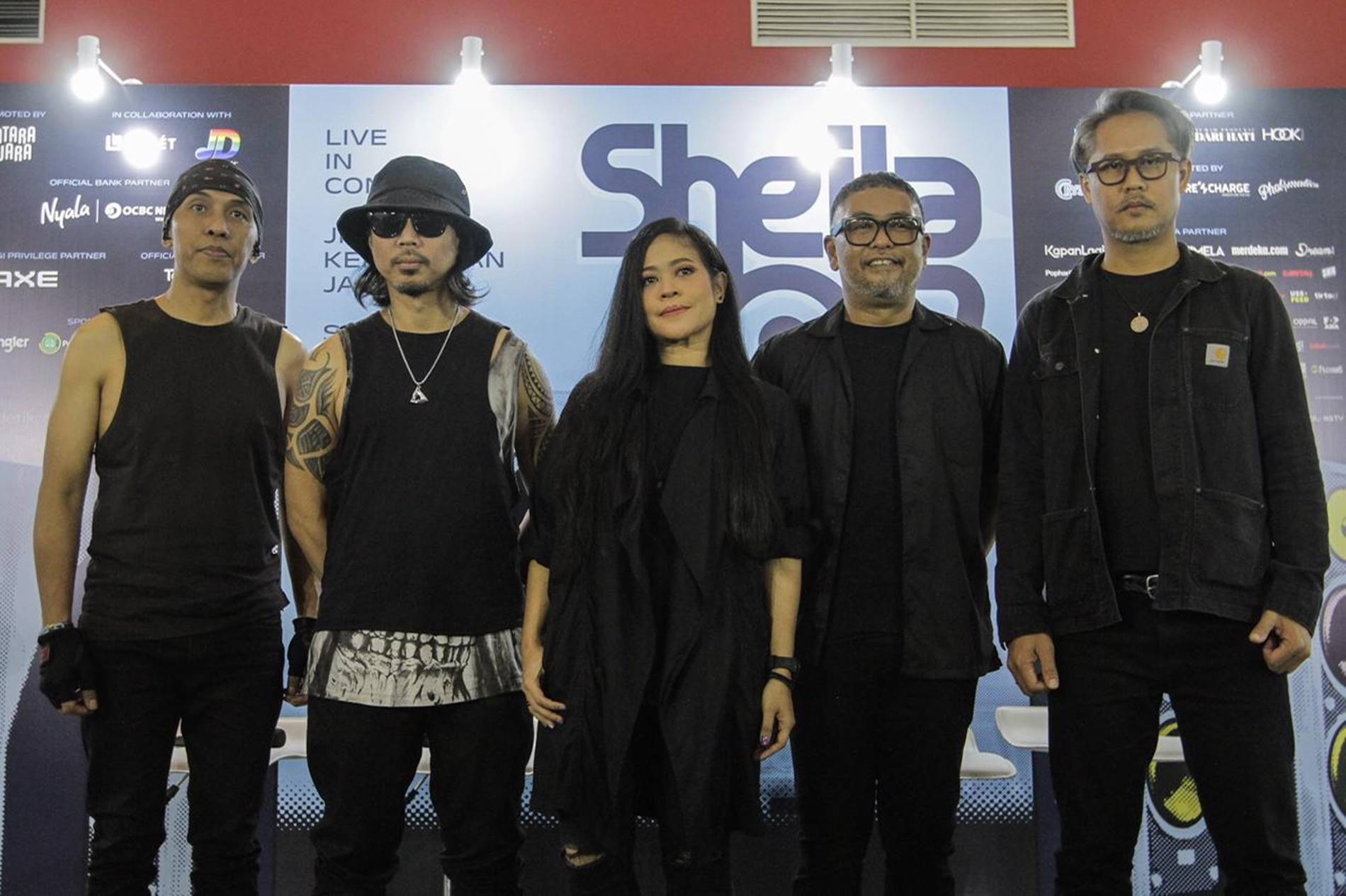 Grup band Cokelat berfoto di sela-sela konferensi pers konser Sheila On 7 di Jiexpo Kemayoran, Jakarta, Sabtu (28/1/2023). (Hypeabis.id/Fanny Kusumawardhani  