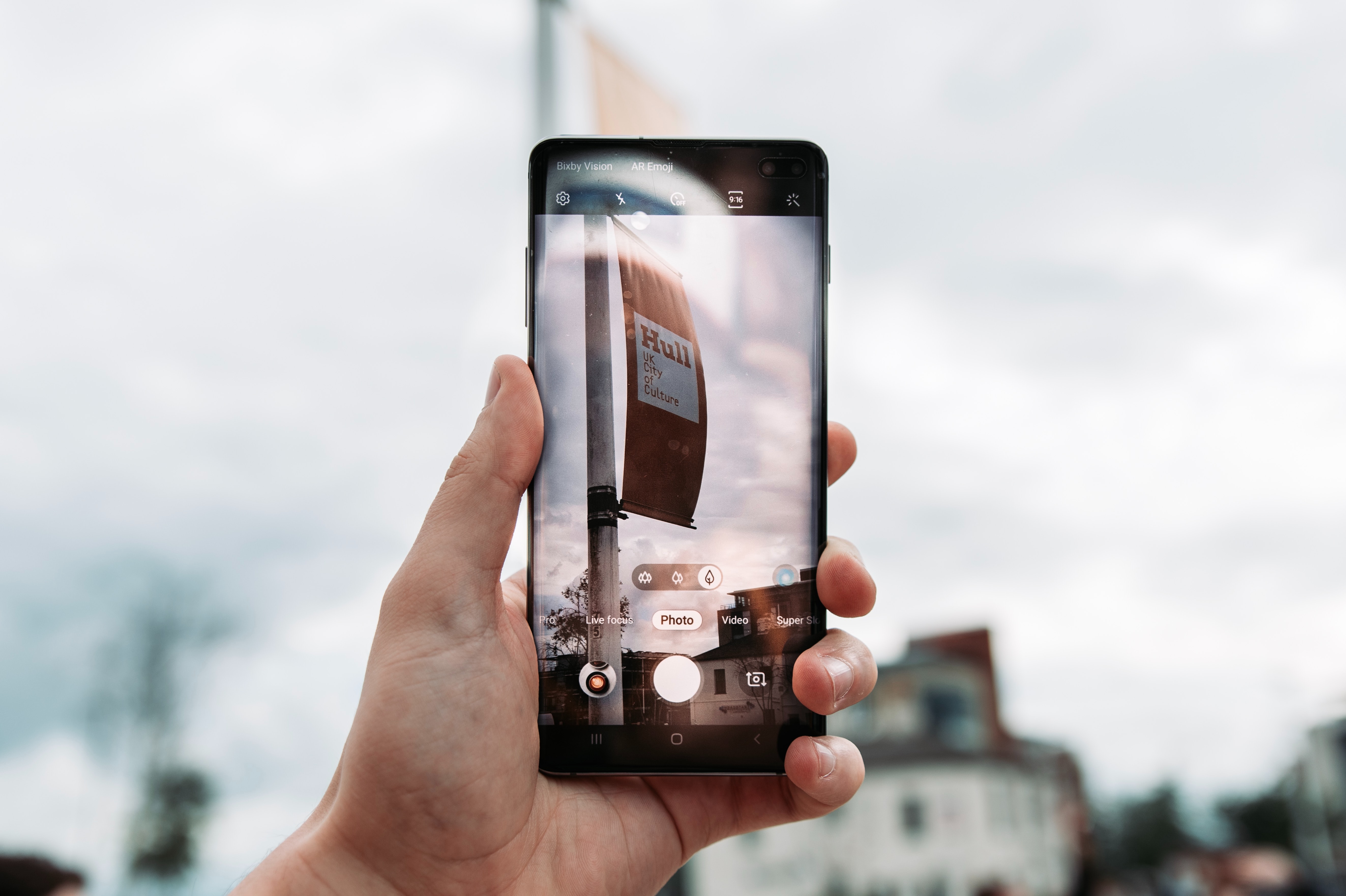 Ilustrasi smartphone dengan layar AMOLED (Sumber gambar: Dan Smedley)