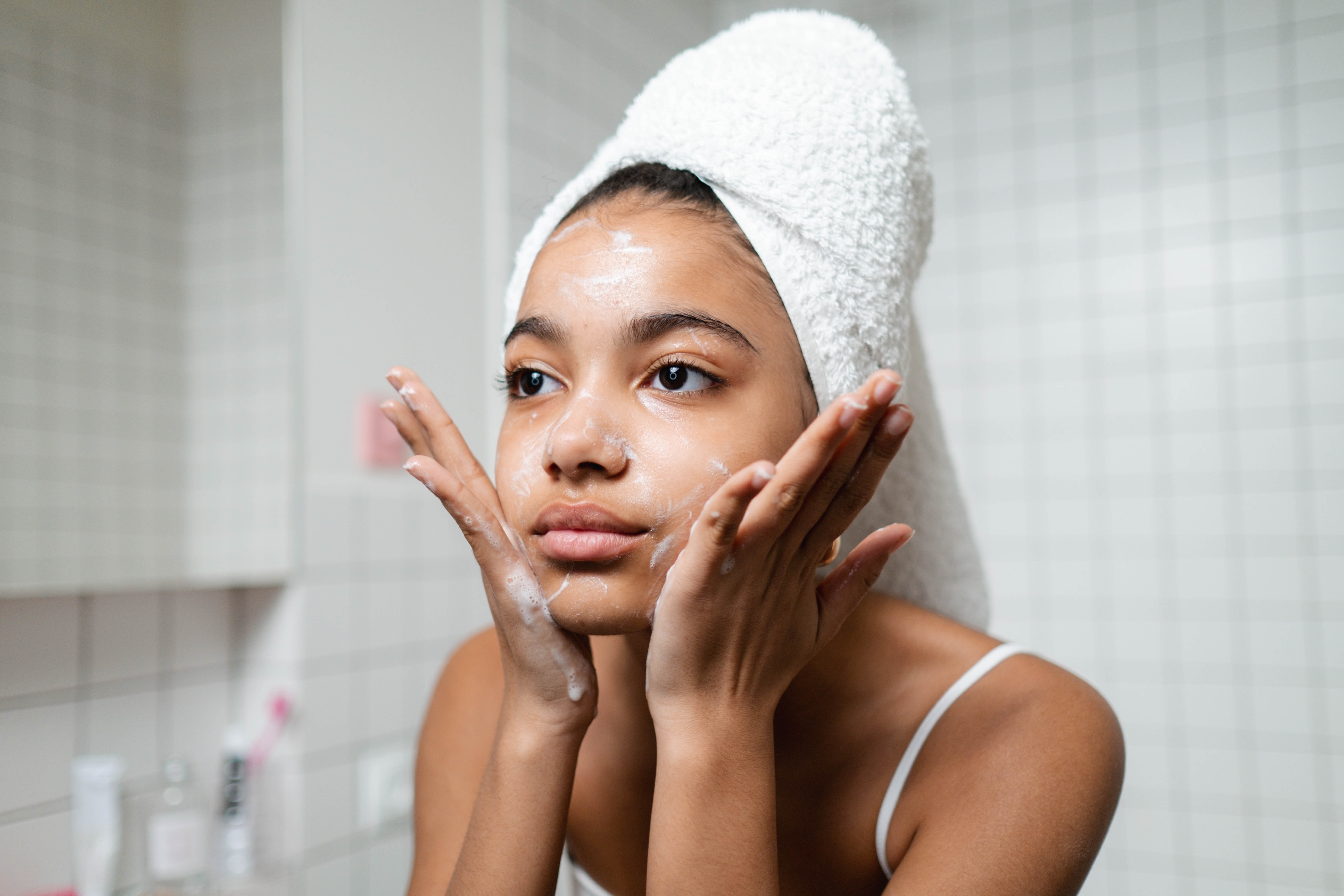 Ilustrasi mencuci muka. (Sumber foto: Pexels/Ron Lach)