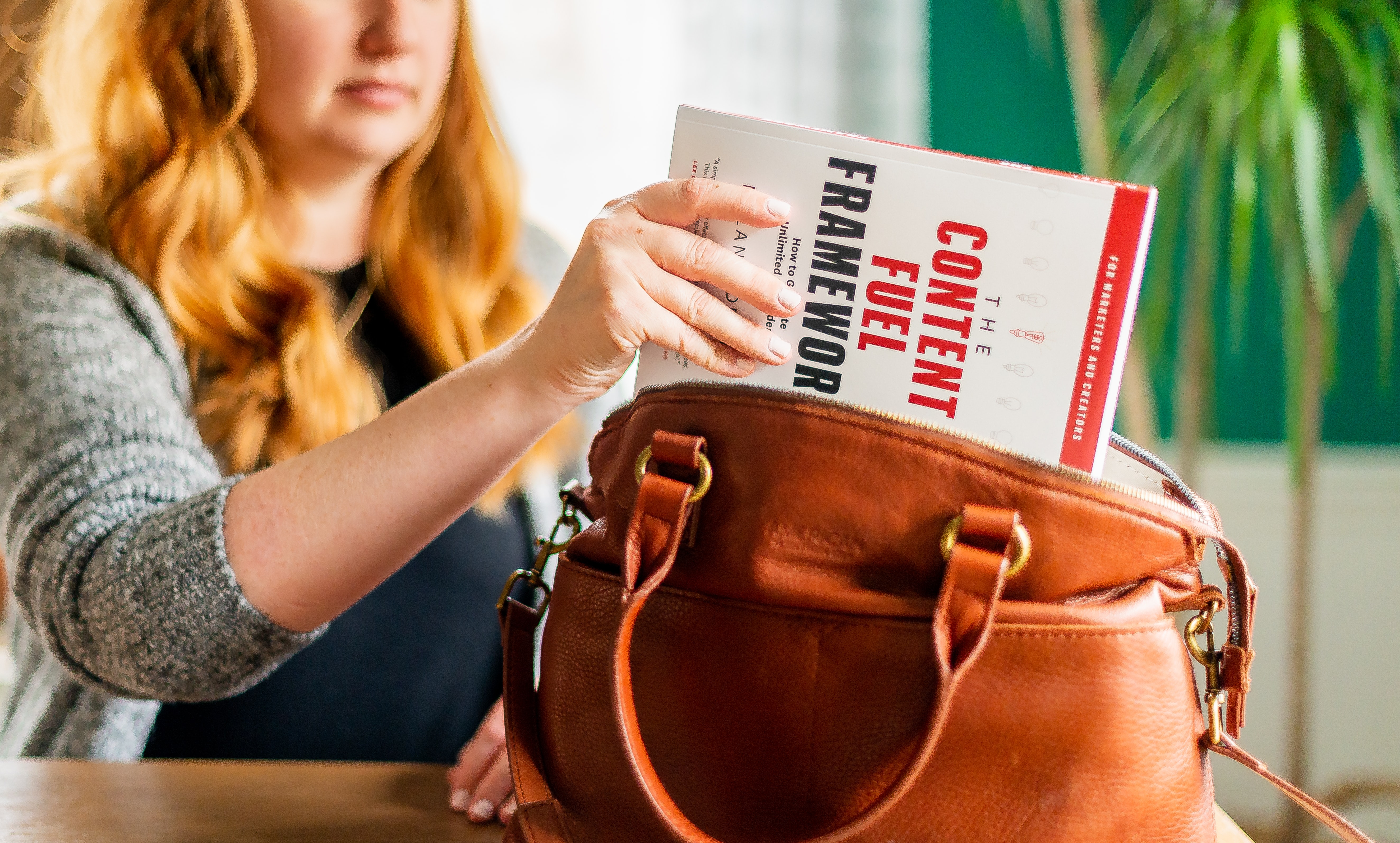 Membaca buku bisa menjadi pilihan kegiatan saat di transportasi umum (Sumber gambar: Melanie Deziel/Unsplash)