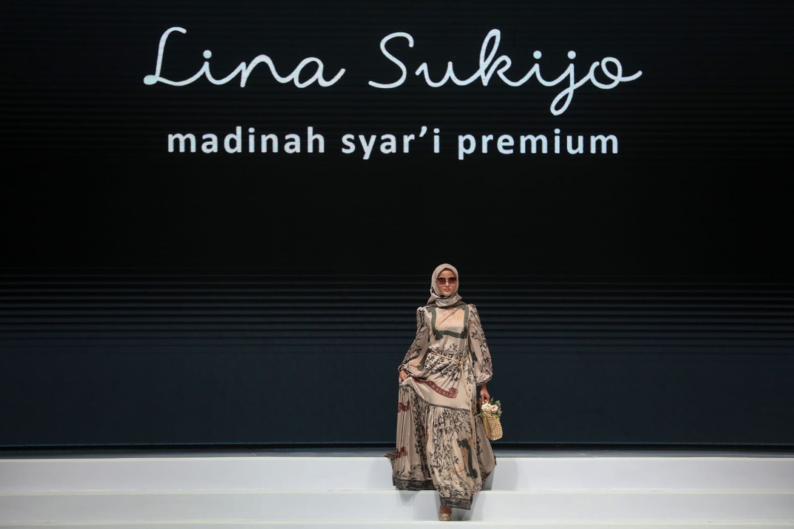 Model memperagakan busana dalam show Serene Modesty saat berlangsungnya Indonesia Fashion Week (IFW) 2023 di Jakarta Convention Center, Jakarta, Rabu (22/2/2023). IFW 2023 yang mengangkat tema Sagara dari Timur itu diikuti oleh ratusan desainer dan akan berlangsung hingga 26 Februari 2023. (Hypeabis.id/Eusebio Chrysnamurti)