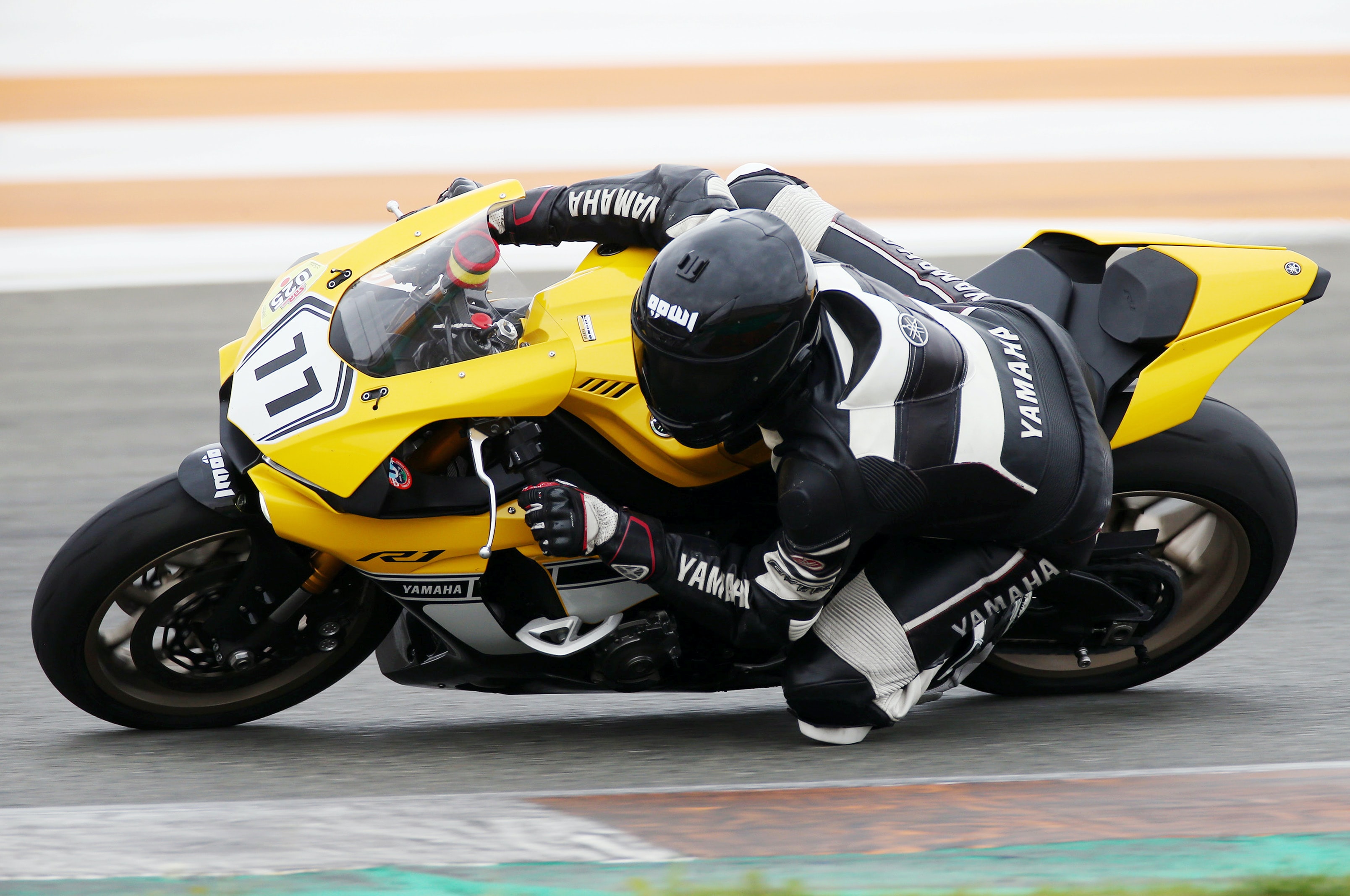Ilustrasi seseorang mengendarai sepeda motor sport (Sumber gambar: Dan Garri/Unsplash)