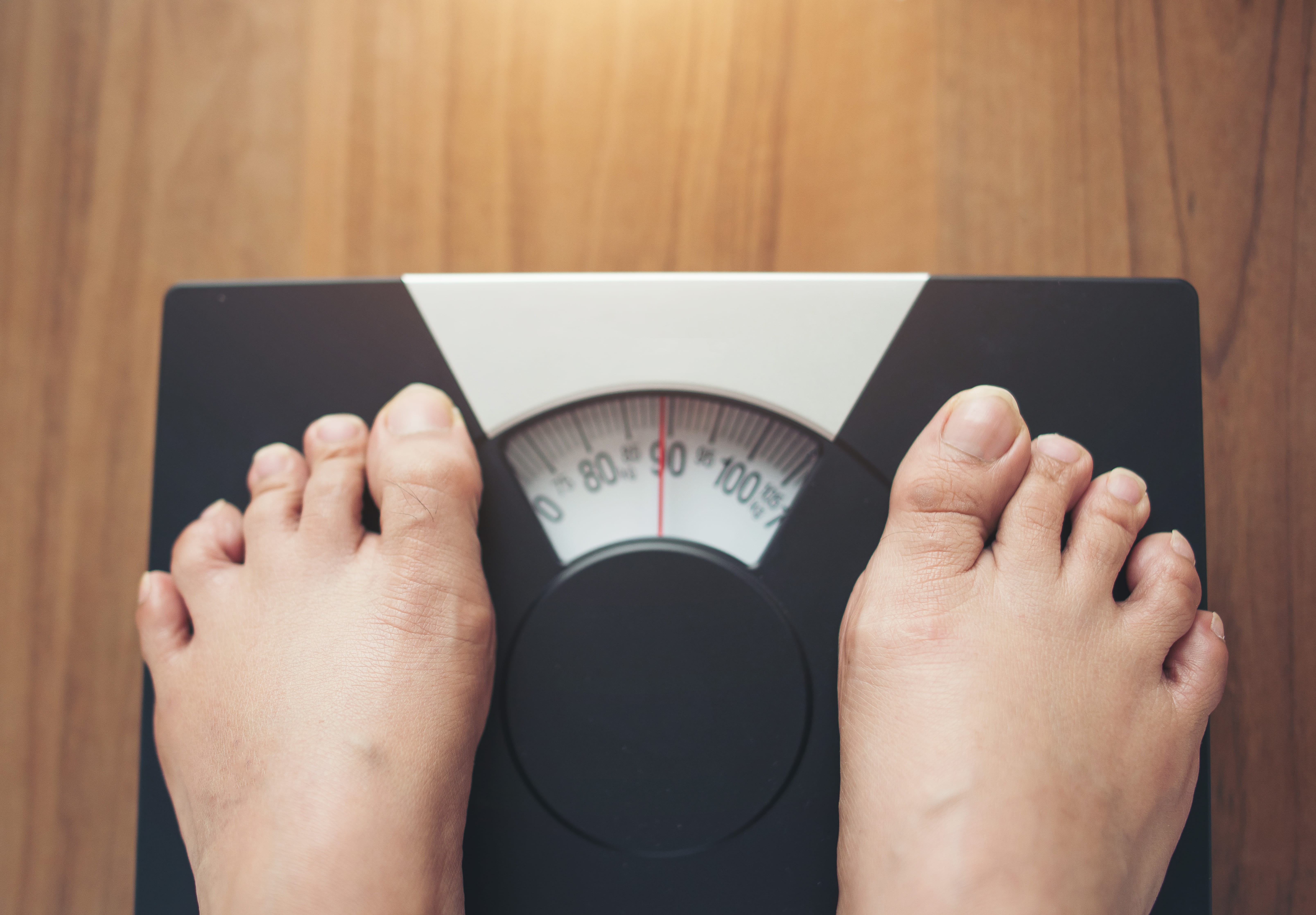 Ilustrasi ukur berat badan (Sumber gambar: Freepik)