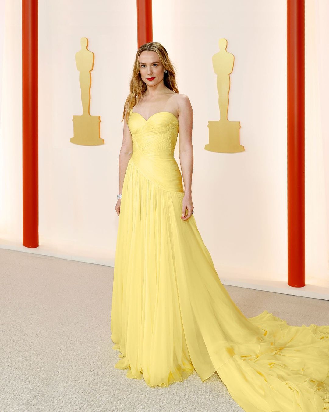 Kerry Condon mengenakan gaun dari Versace. (Sumber foto: Versace)