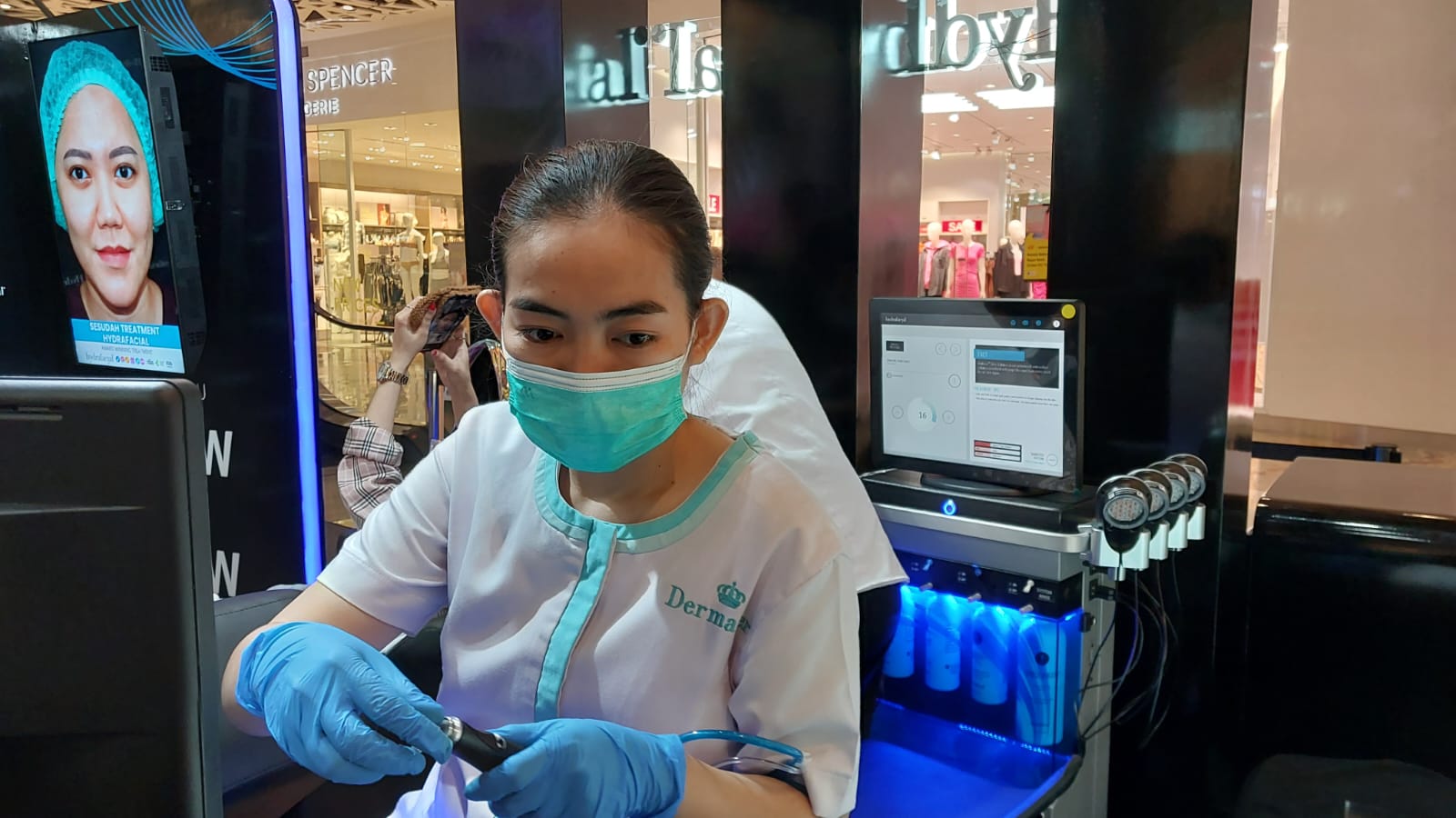 Petugas treatment kecantikan di Beyond Aesthetic Fair. (Sumber gambar :Desyinta Nuraini)